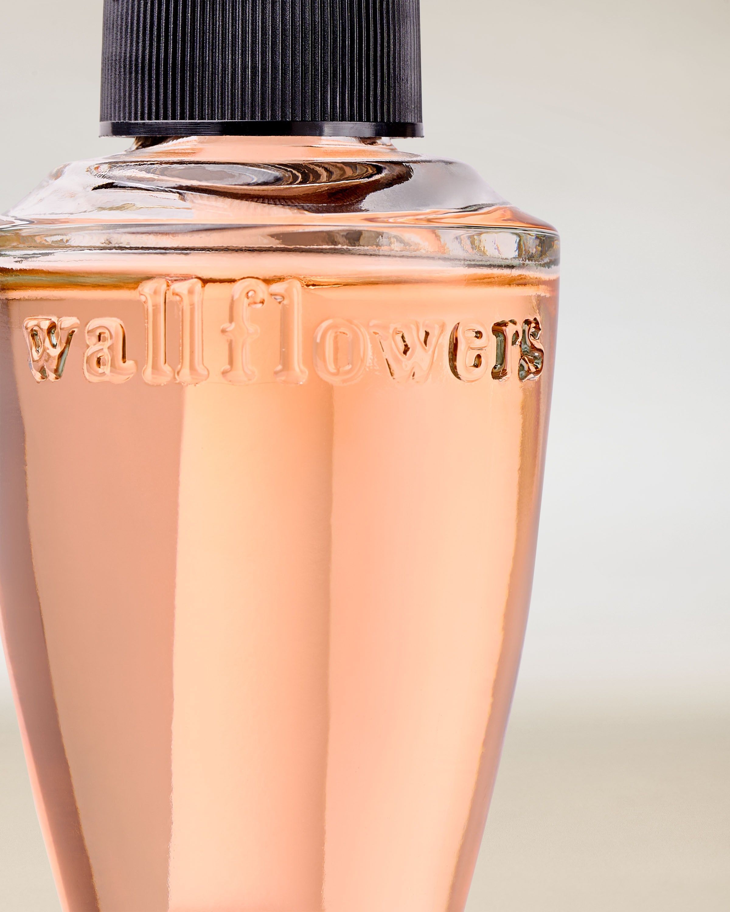 Rezerve Wallflowers Melon Slice – nuanță roz‑piersică și aromă luminoasă, fructată de pepene.