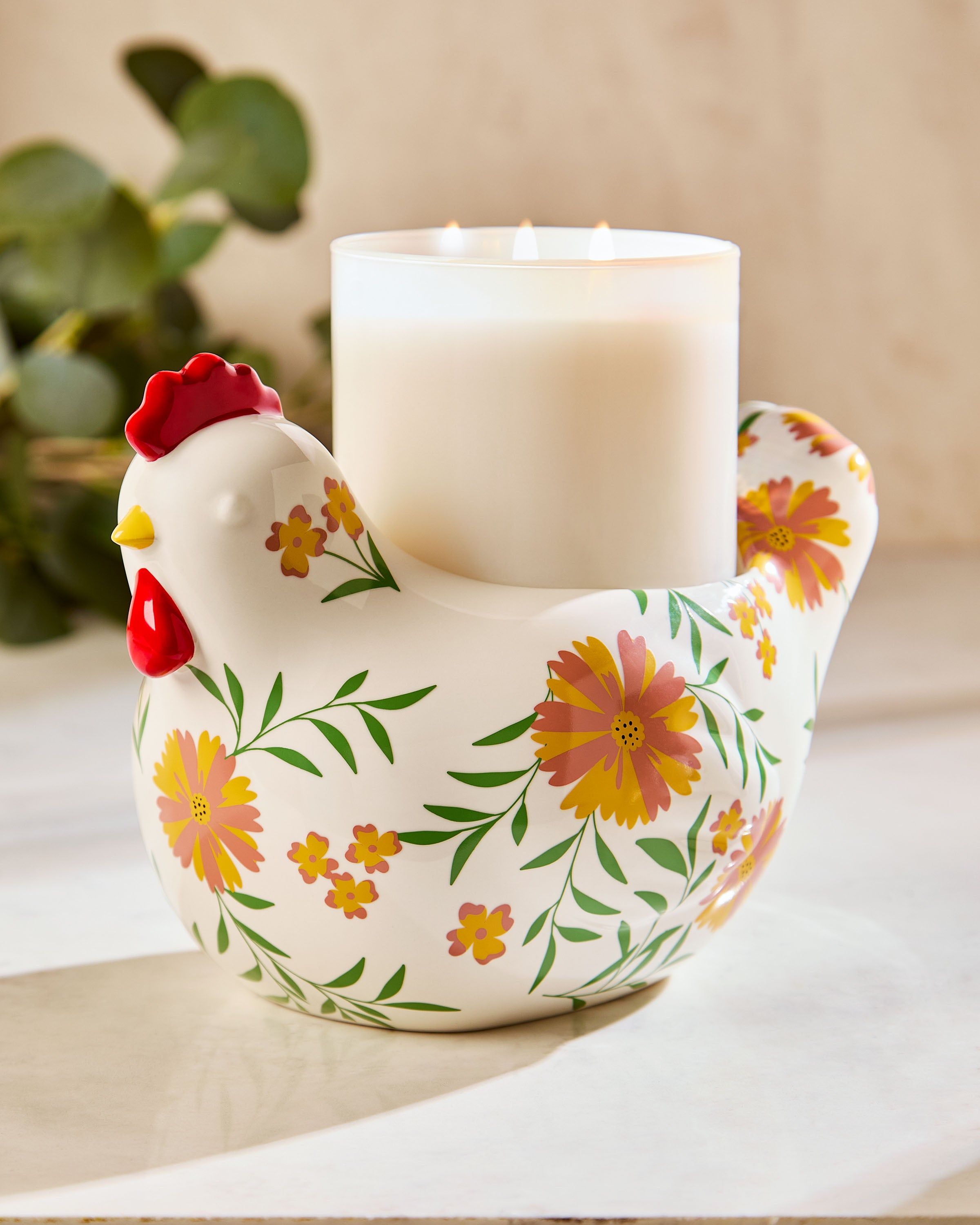 Suport decorativ pentru lumânare cu 3 fitiluri Bath & Body Works, în formă de găină cu model floral.
