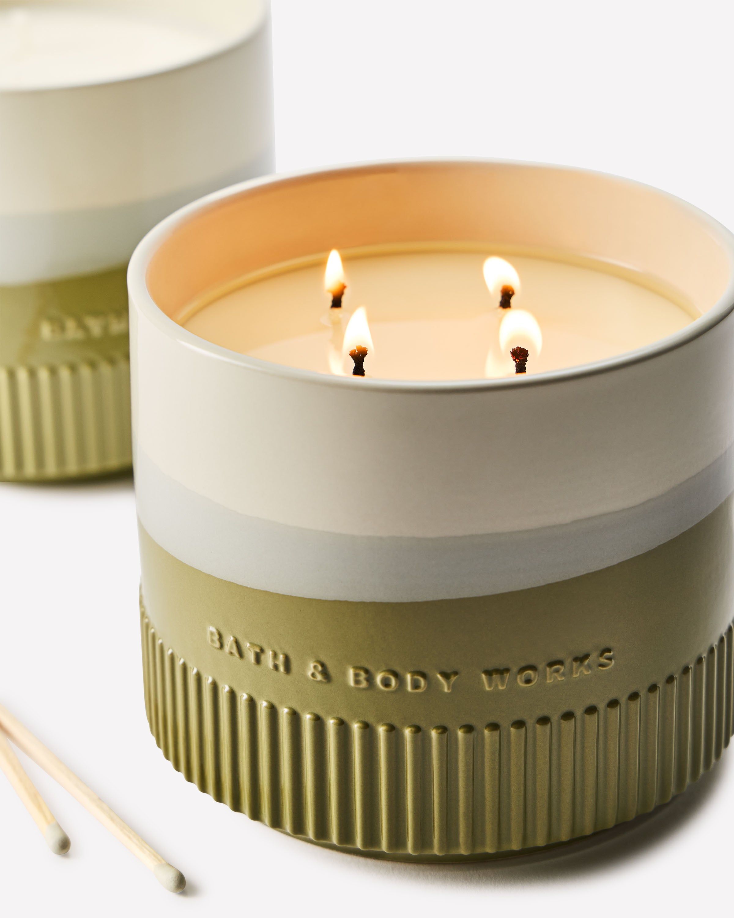 Lumânare parfumată Bath & Body Works cu 4 fitiluri într-un recipient ceramic