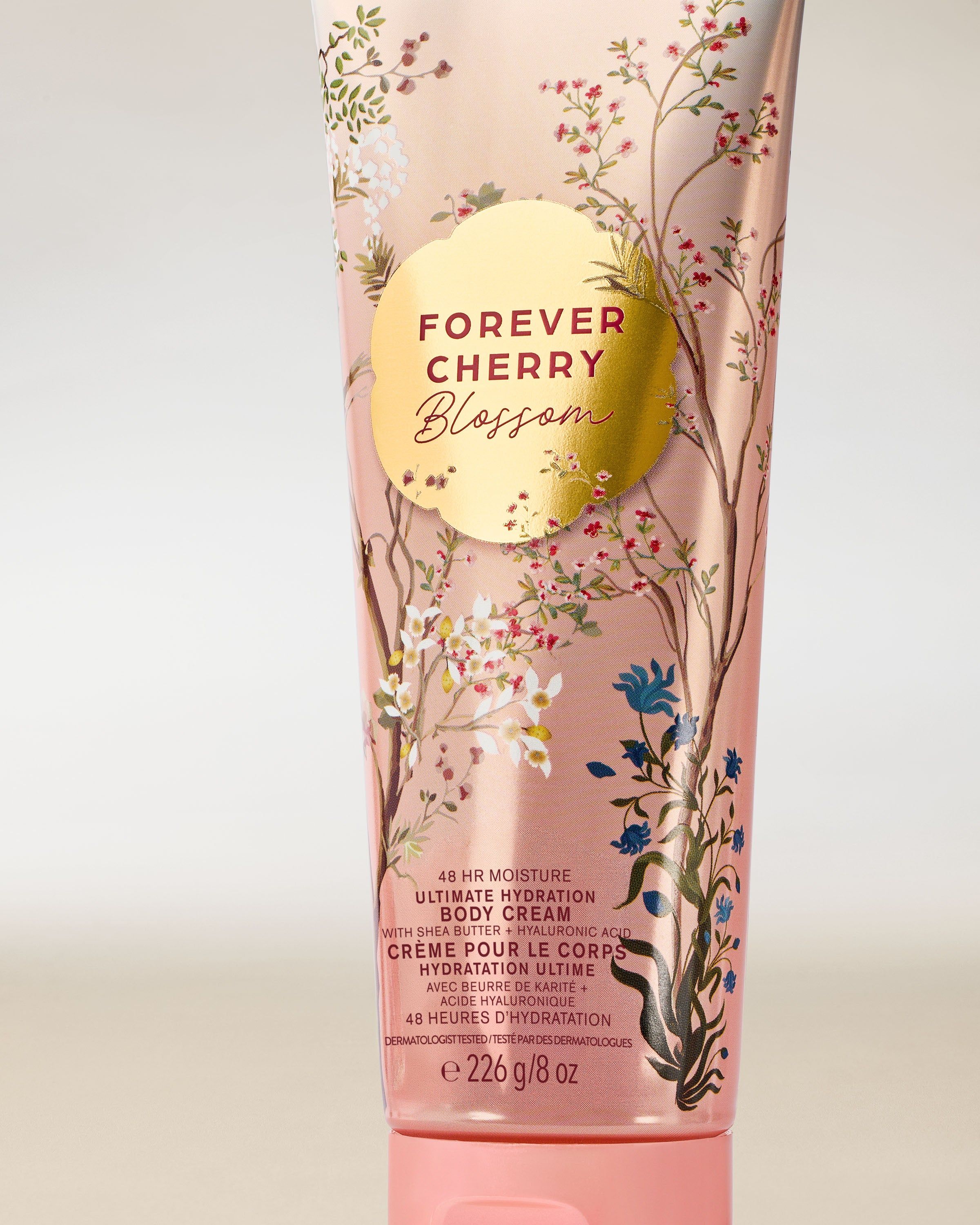 Cremă de corp Bath & Body Works Forever Cherry Blossom 226 g, în tub roz deschis cu decor floral.