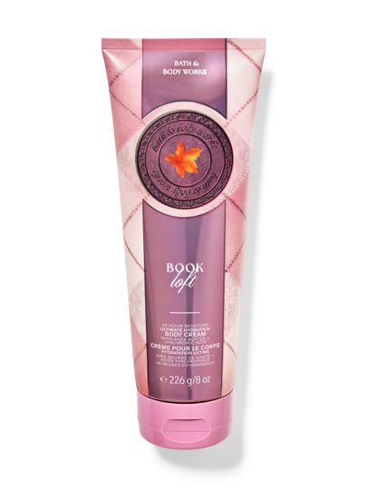 Cremă de corp Bath&Body Works Book Loft. Tub mic, metalic, de culoare roz, cu o etichetă cu o frunză și inscripții.