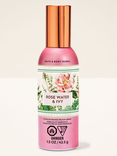 Bath & Body Works Rose Water & Ivy – spray concentrat pentru cameră într-un flacon roz cu motiv floral și vegetal.