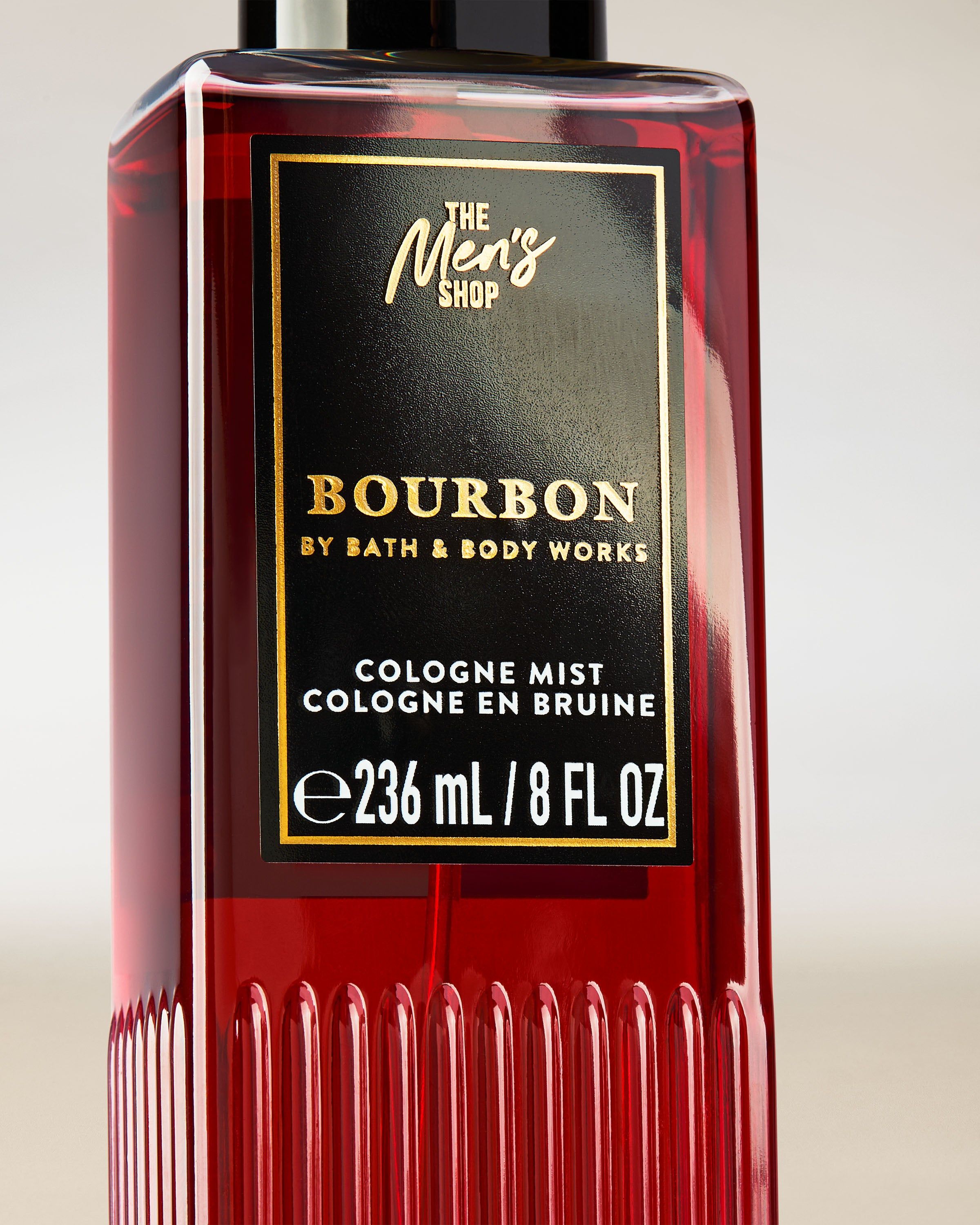 Spray-ul de parfum Bourbon din gama pentru bărbați Bath & Body Works, prezentat într-un recipient practic cu etichetă clară.
