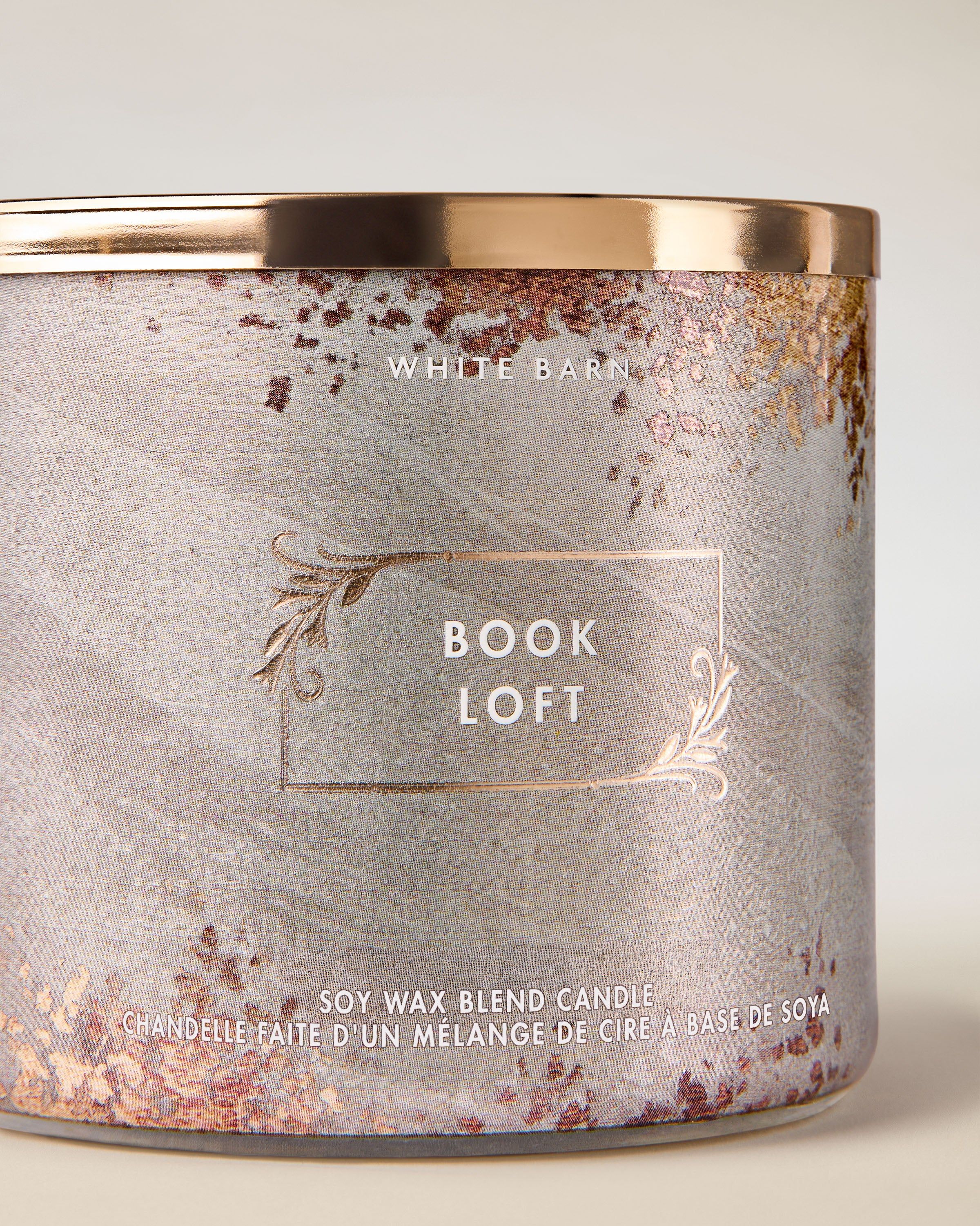 Lumânare White Barn Book Loft – sticlă mată cu accente metalice și capac auriu, elegant și rafinat.