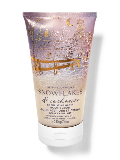 Zlatý tělový peeling se zimním vzorem s domky, ptáky a zasněženými stromy. Bath & Body Works.