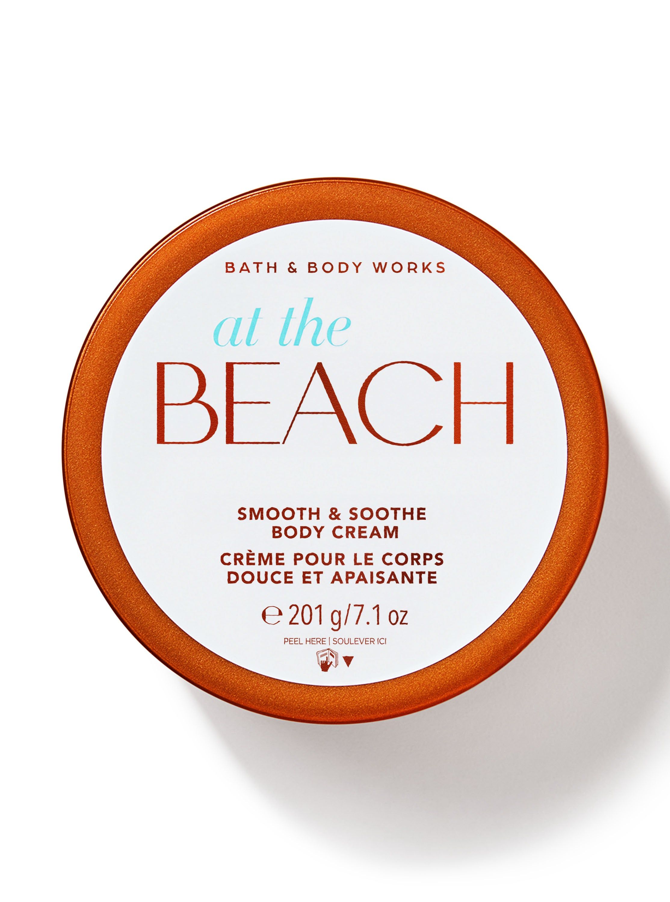 Cremă de corp Bath&Body Works At the Beach. Borcan rotund, portocaliu-maroniu, cu o etichetă albă cu inscripții.