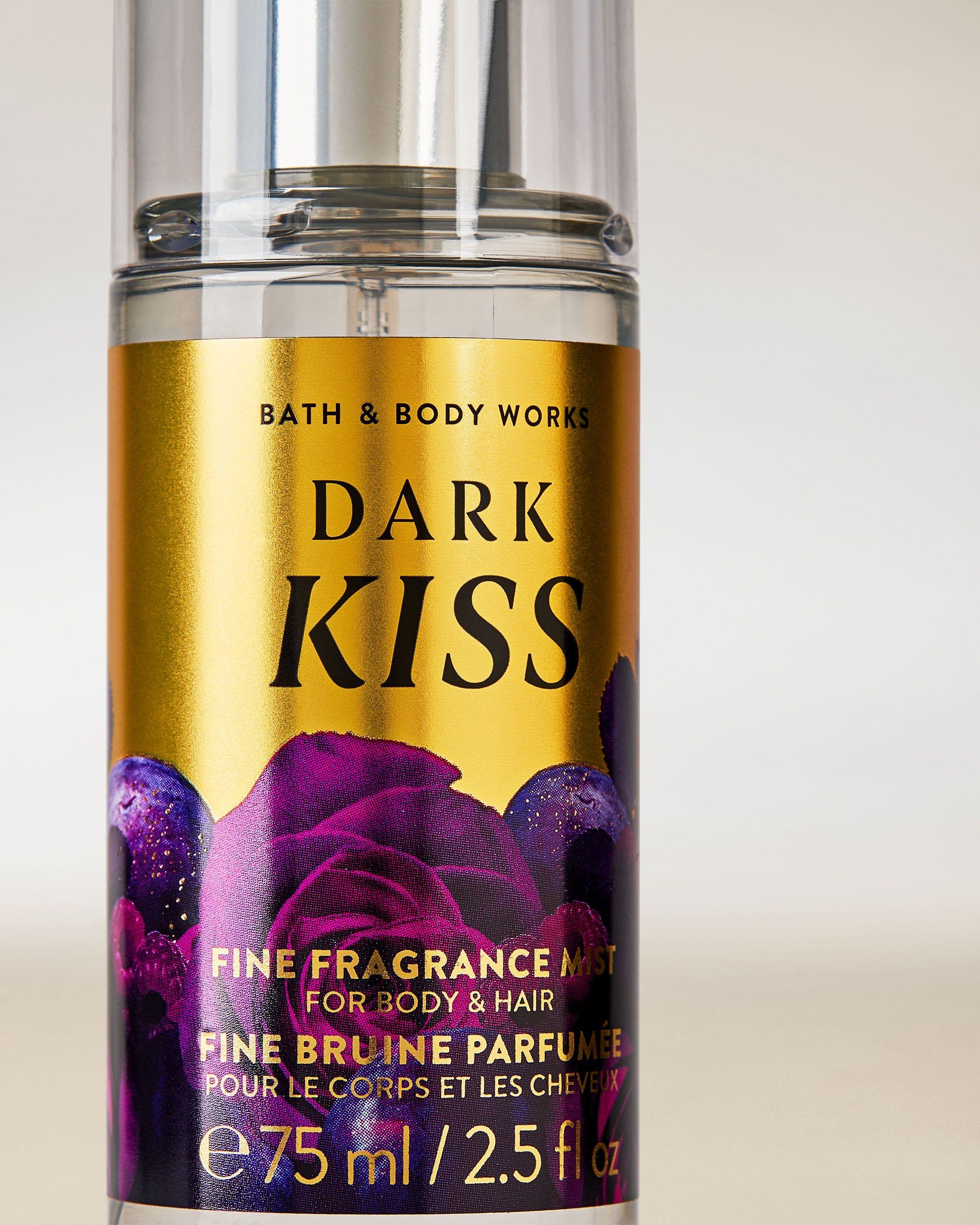 Mini spray Dark Kiss într‑un flacon auriu‑violet cu trandafiri.