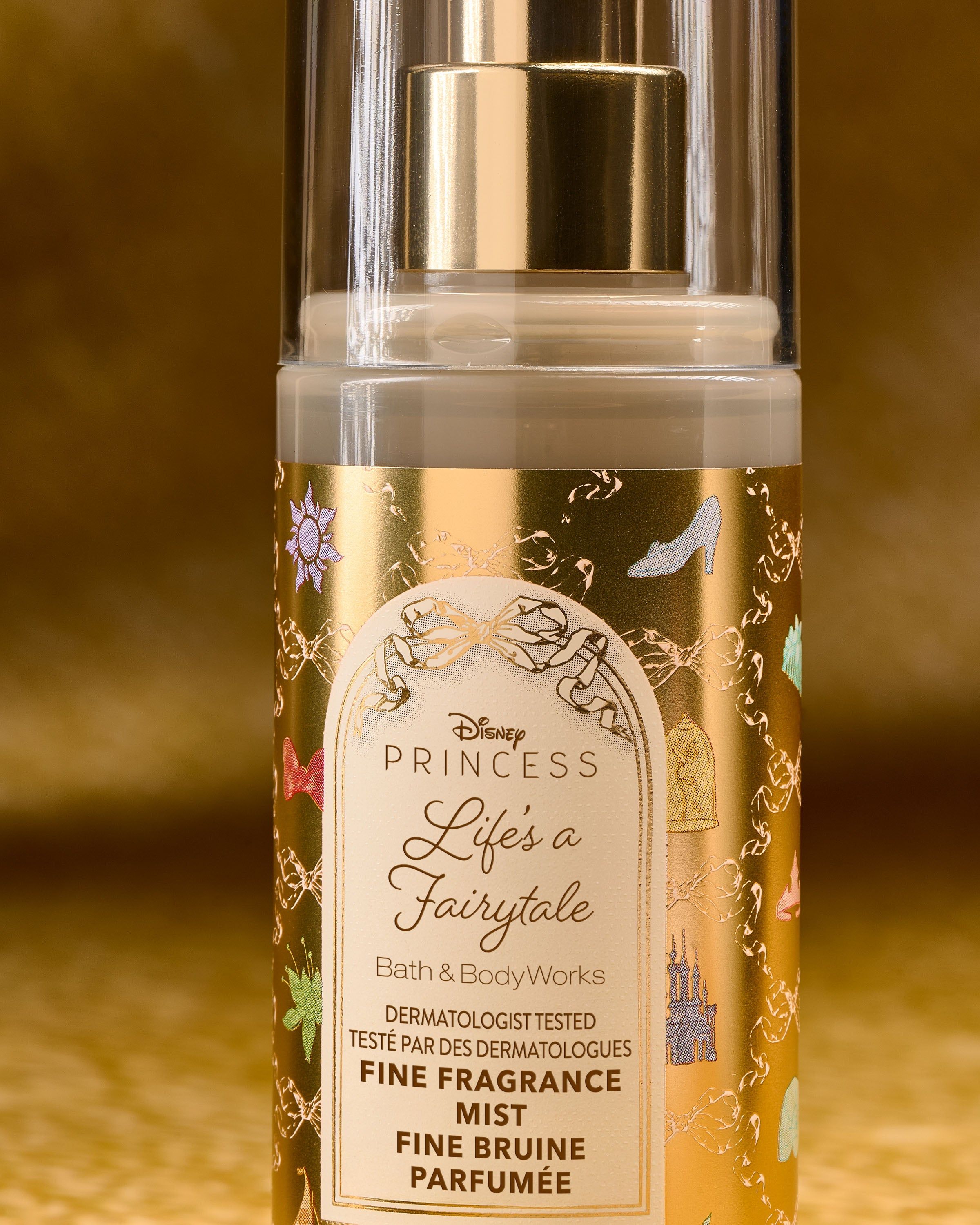 Mini spray parfumat Life’s a Fairytale de la Bath & Body Works, în flacon auriu strălucitor cu detalii de prințese.