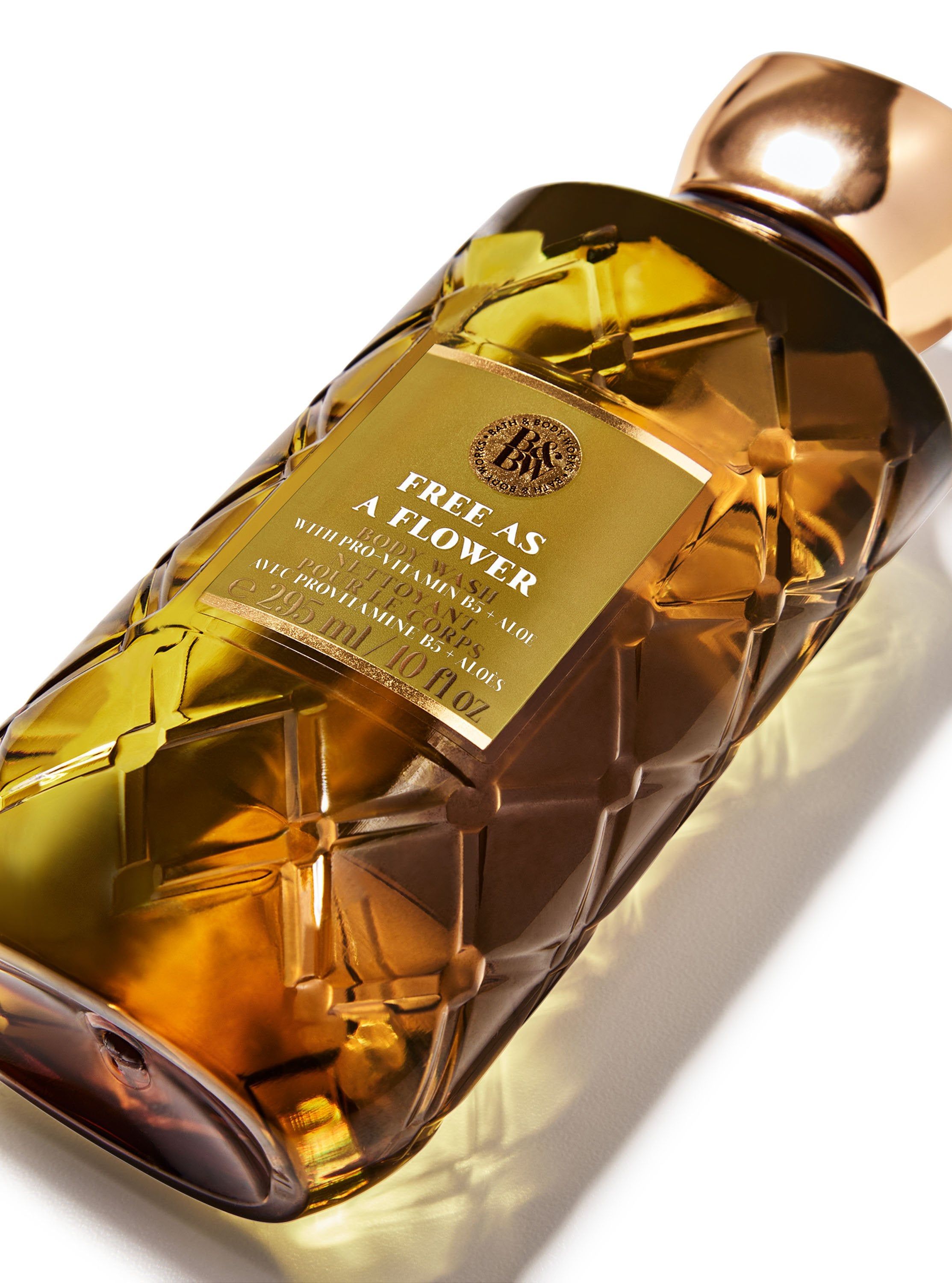 Prim-plan al sticlei maro de gel de duș Bath & Body Works Free as a Flower (295 ml).