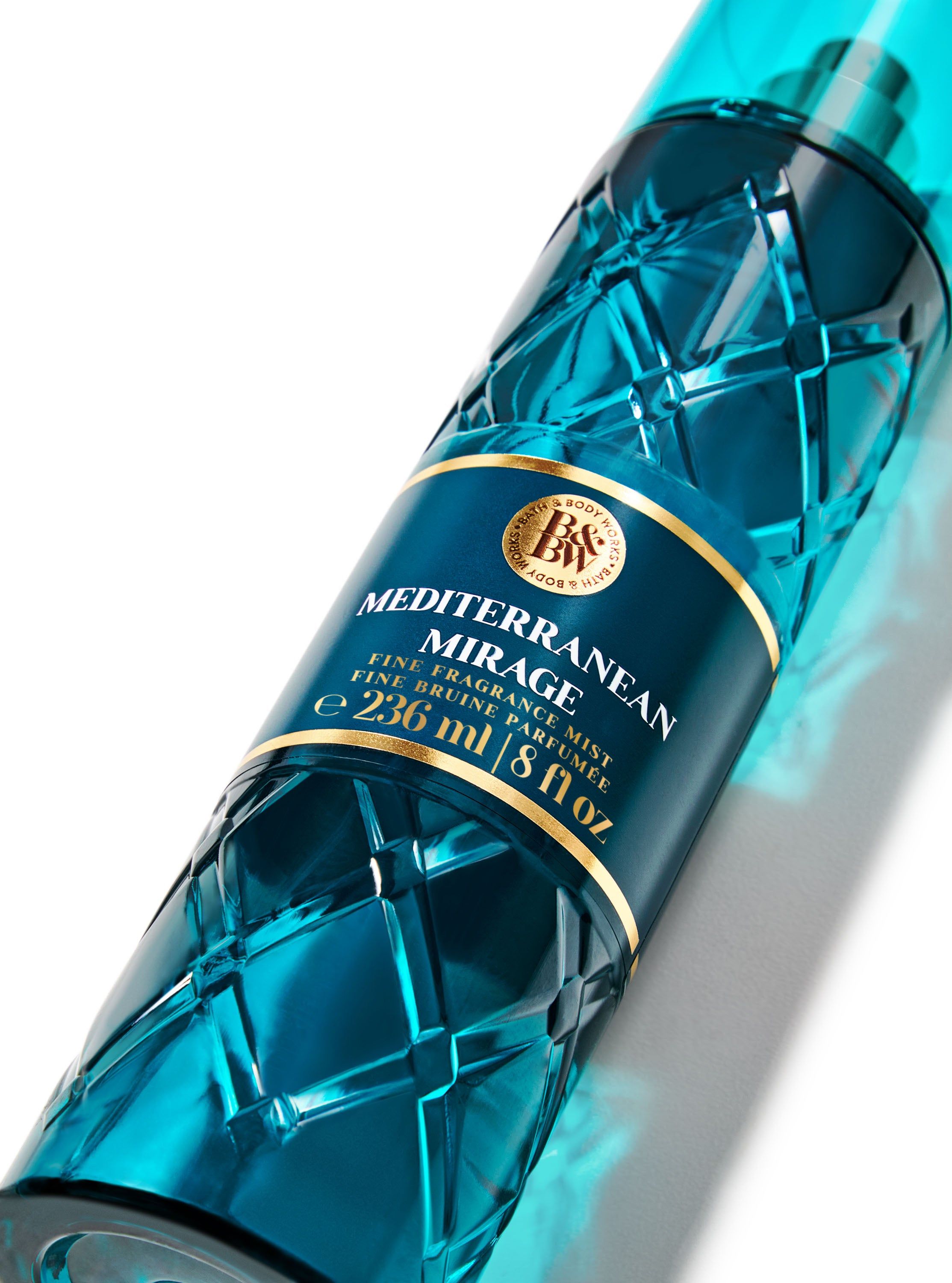 Prim-plan al sticlei turcoaz de spray Bath & Body Works Mediterranean Mirage (236 ml) cu etichetă bleumarin.