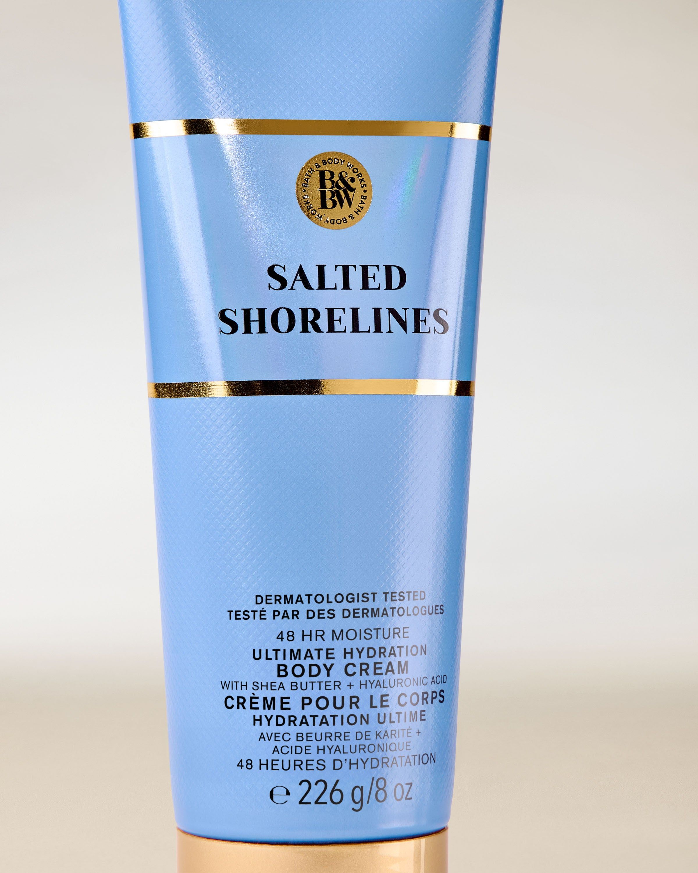 Salted Shorelines Bath & Body Works – cremă de corp în tub albastru cu hidratare 48h și finisaj luxuriant.