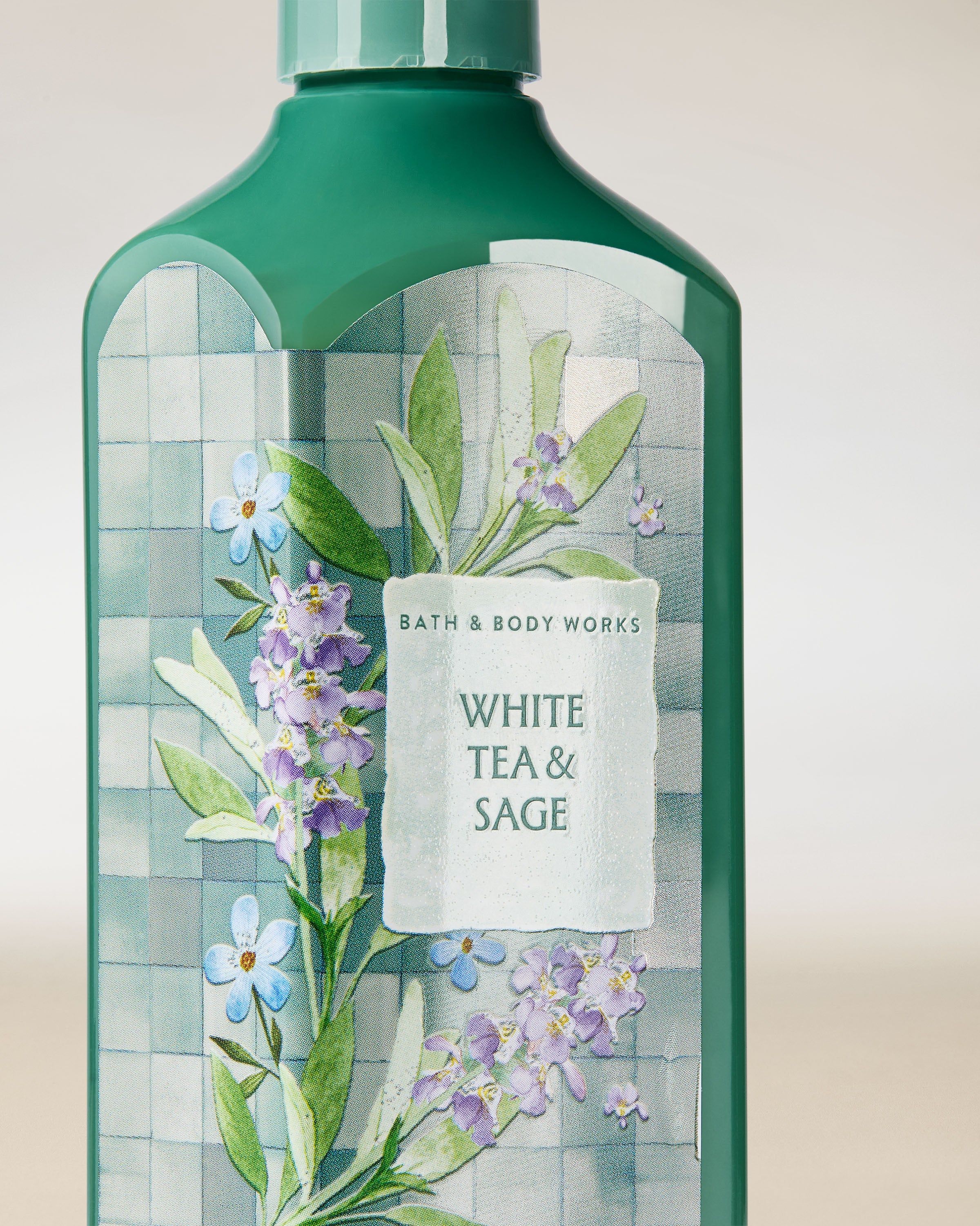 Gel pentru mâini Bath & Body Works White Tea & Sage 236 ml, în flacon verde cu motiv vegetal.