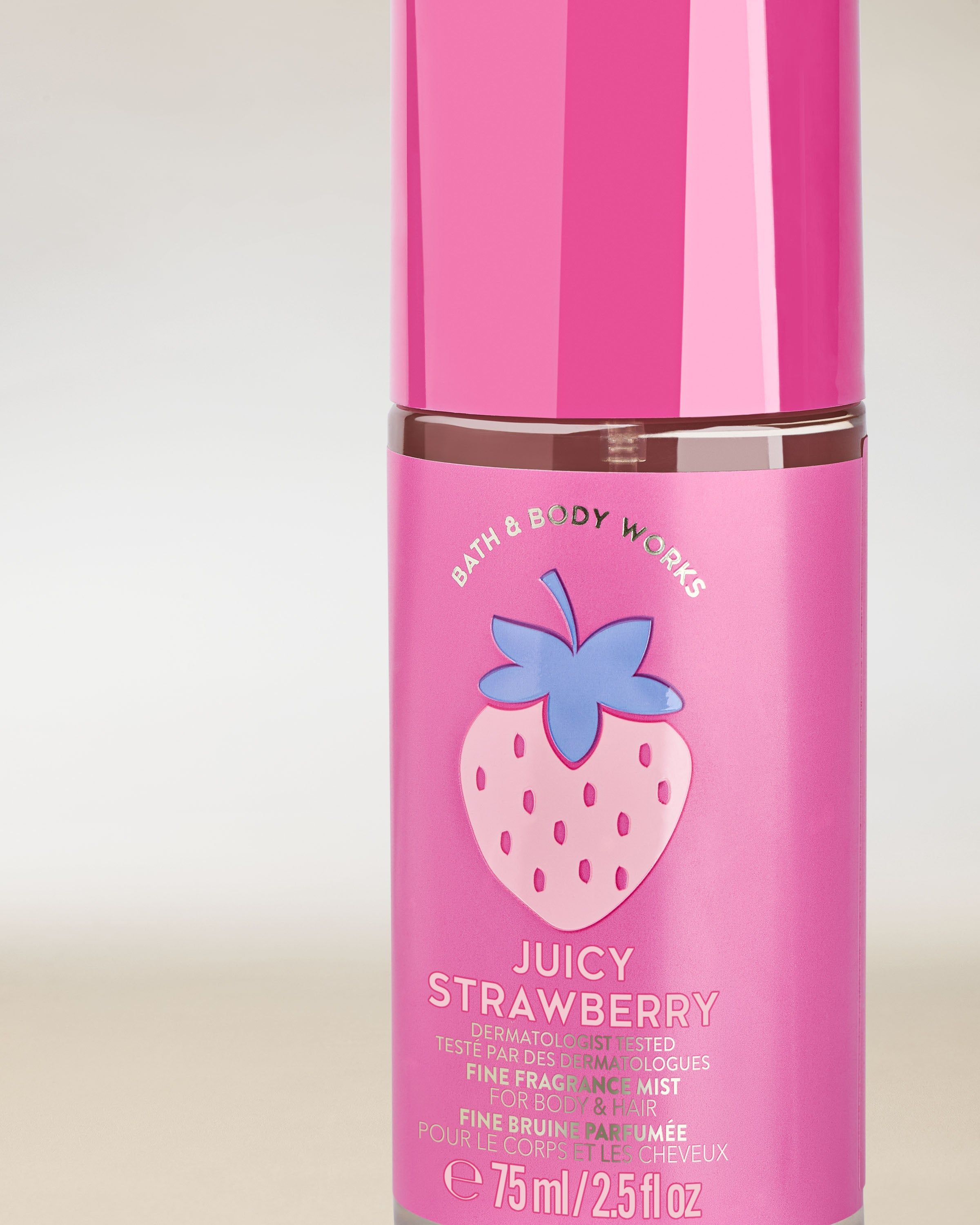 Ceață parfumată pentru corp și păr Juicy Strawberry într‑o sticlă roz