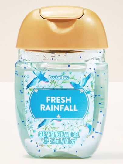 Gelul pentru curățarea mâinilor Fresh Rainfall, într-un format compact, ideal pentru utilizare rapidă pe parcursul zilei.