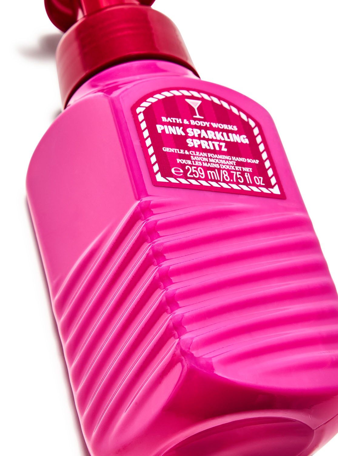 Pěnové mýdlo na ruce Pink Sparkling Spritz v růžové, texturované lahvi se štítkem s koktejlovou sklenicí. Bath&Body Works.