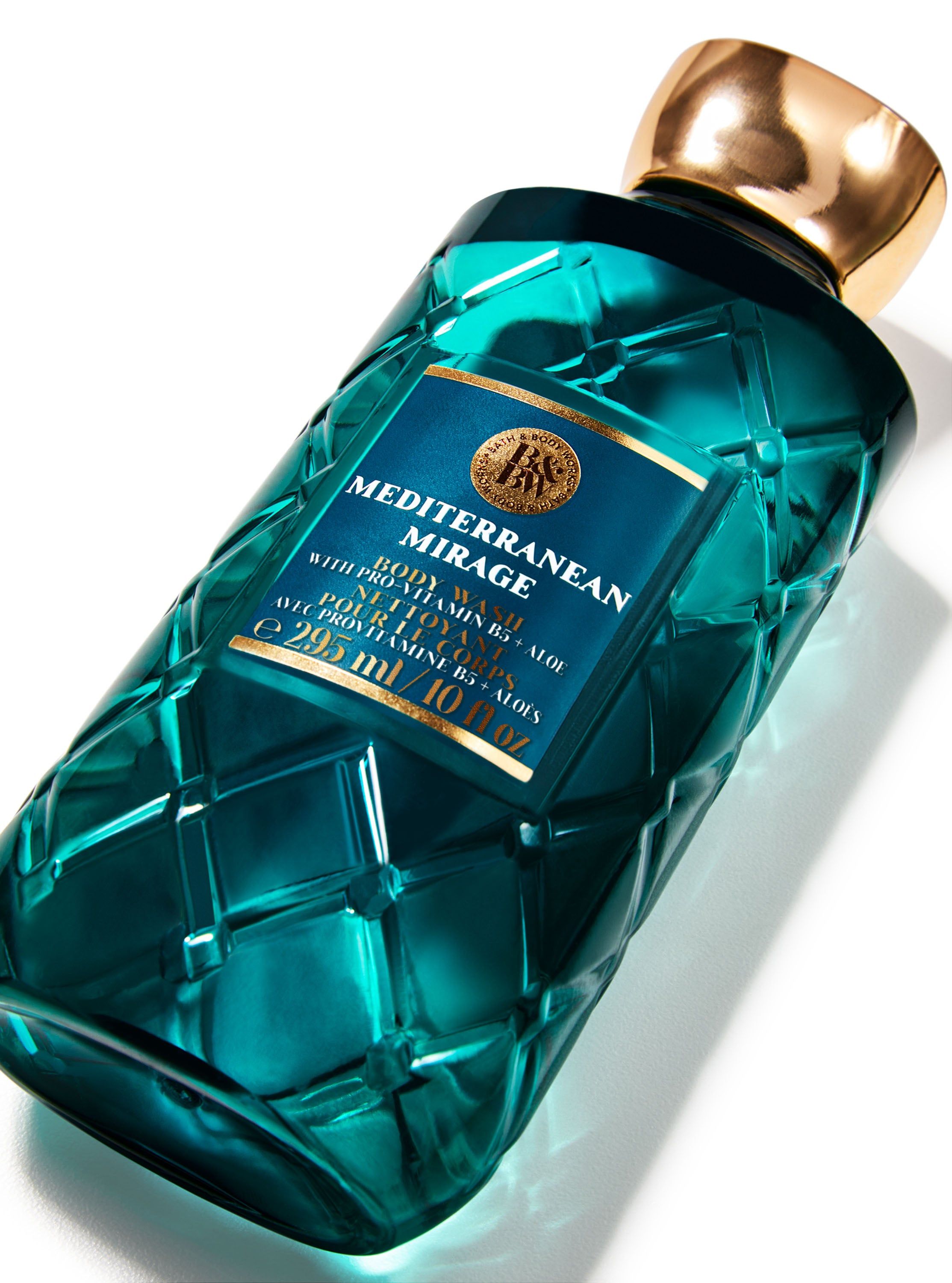 Prim-plan al sticlei turcoaz de gel de duș Bath & Body Works Mediterranean Mirage (295 ml).
