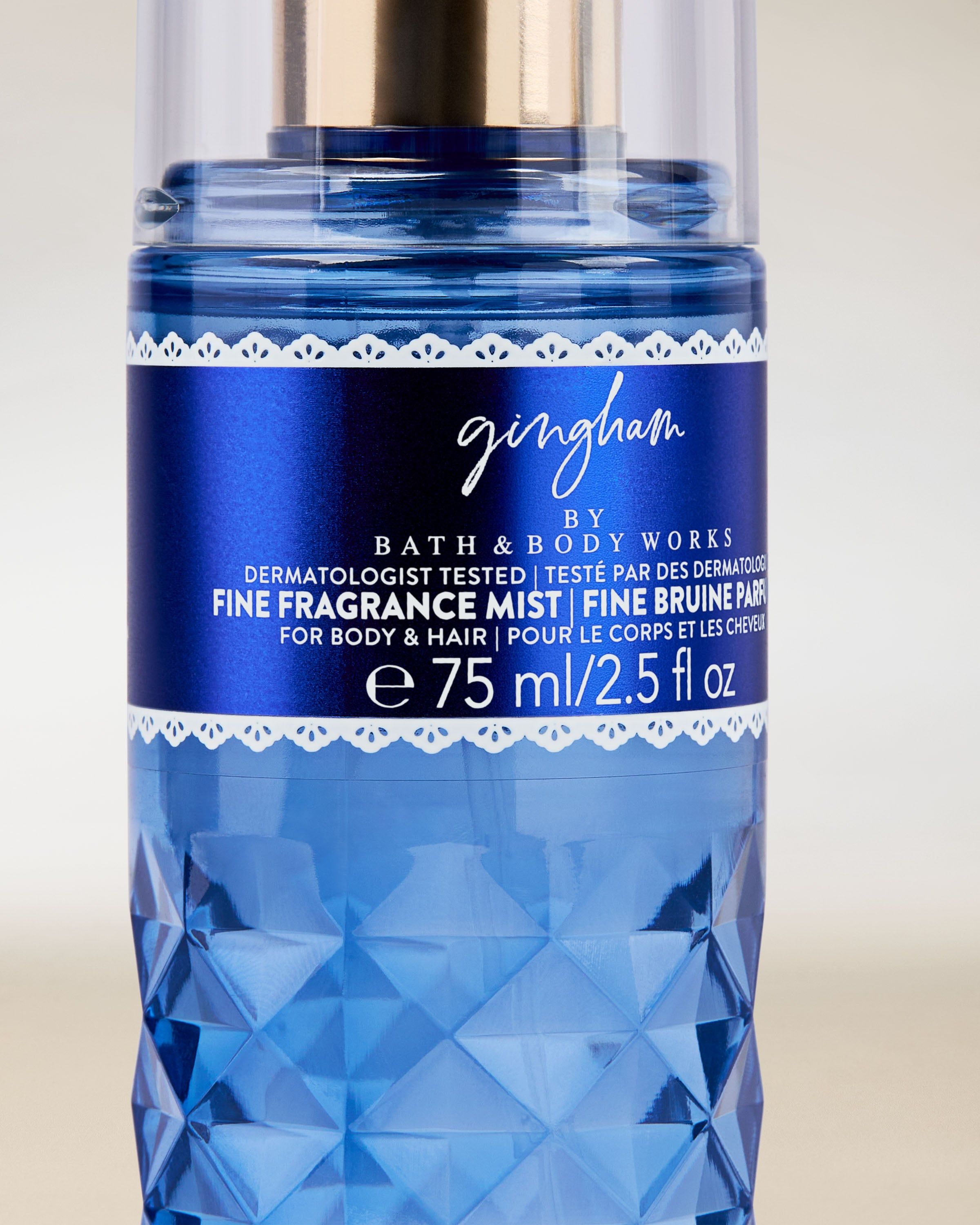 Spray parfumat Bath & Body Works Gingham 75 ml, în flacon albastru cu pulverizator (mini).