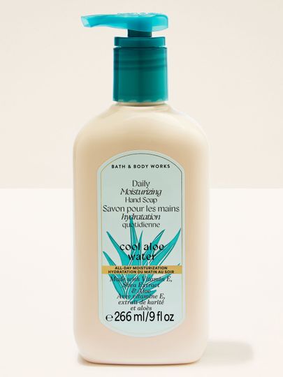 Săpun hidratant pentru mâini Cool Aloe Water Bath & Body Works în flacon crem cu pompiță turcoaz.