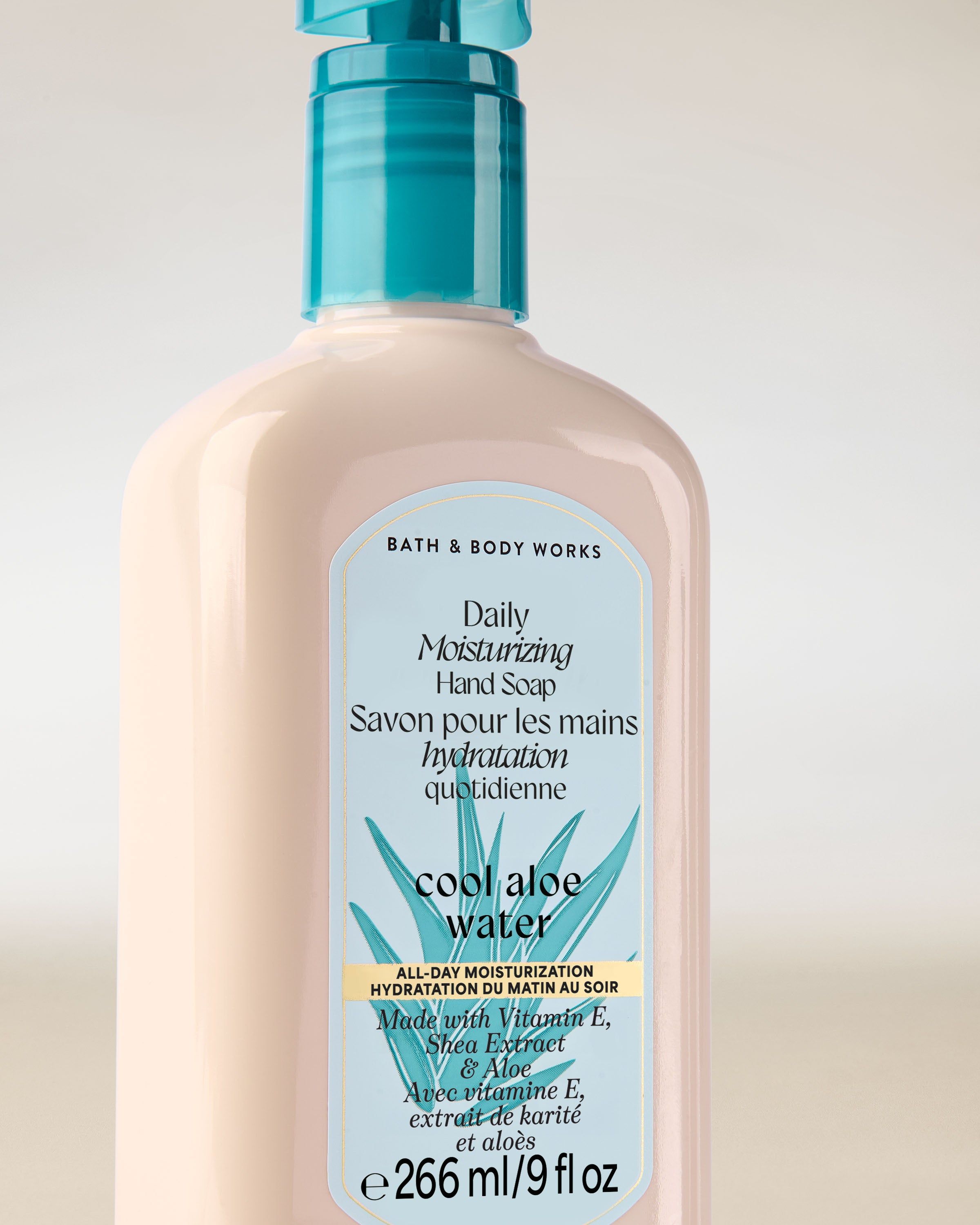 Săpun de mâini Cool Aloe Water Bath & Body Works în flacon crem cu pompiță turcoaz.