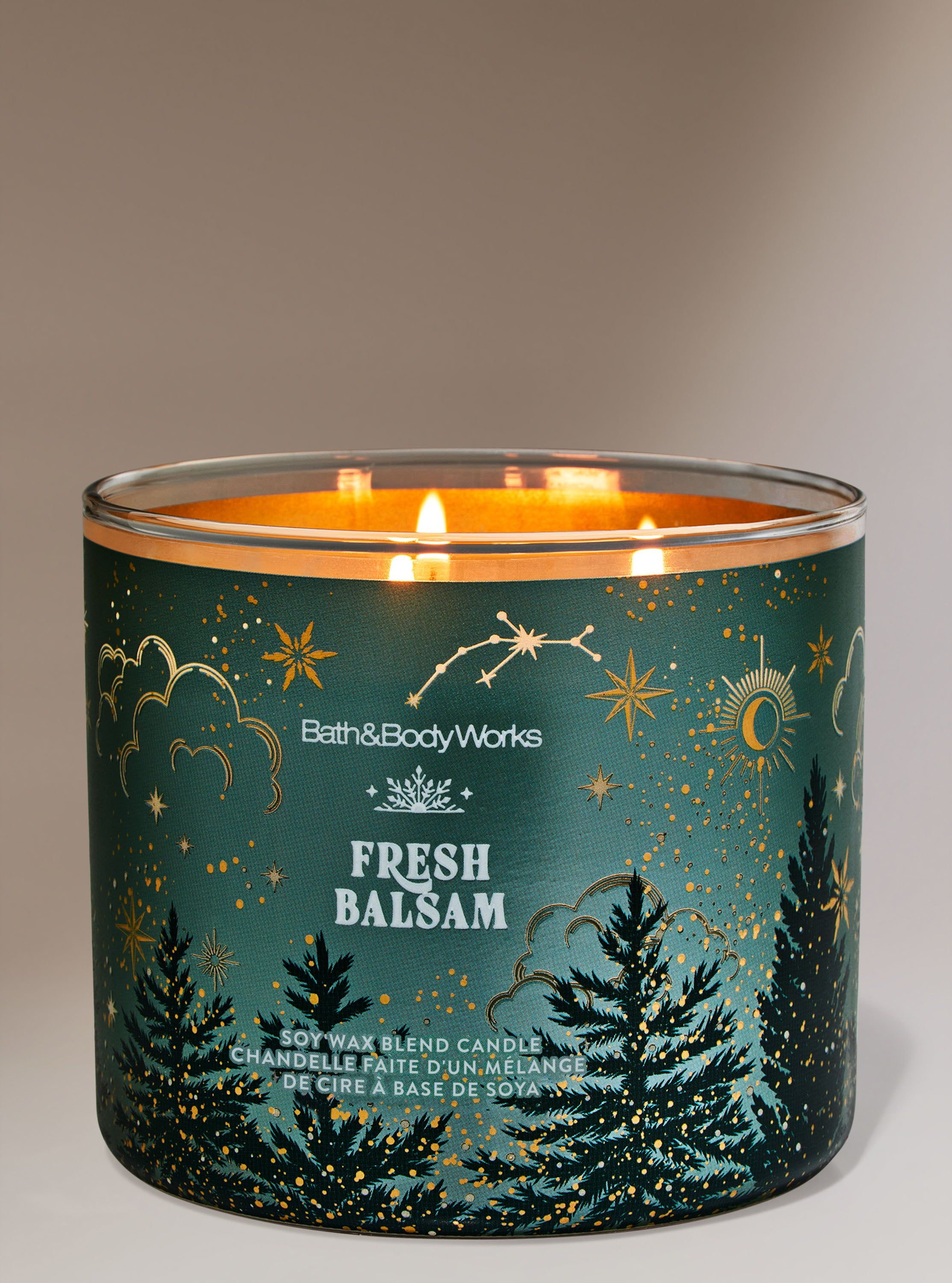 Lumânare parfumată Fresh Balsam Bath & Body Works cu motiv de brazi și stele