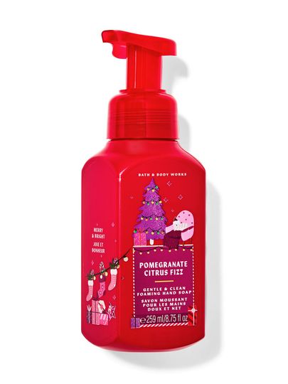 Pěnové mýdlo na ruce Pomegranate Citrus Fizz, v červené lahvi s pohádkovým vzorem vánočního stromku a kočky. Bath&Body Works.