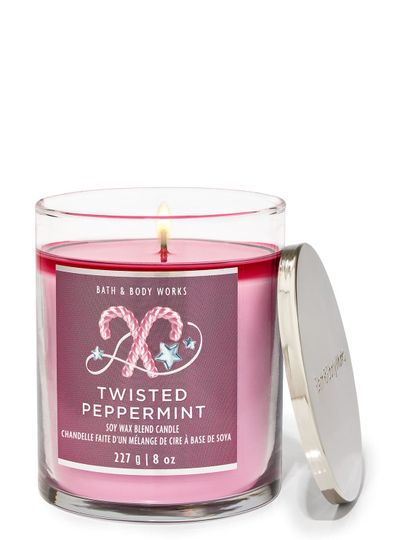 Vonné svíčky „Twisted Peppermint” s etiketou, která zobrazuje zkroucené cukrové hole, Bath & Body Works.