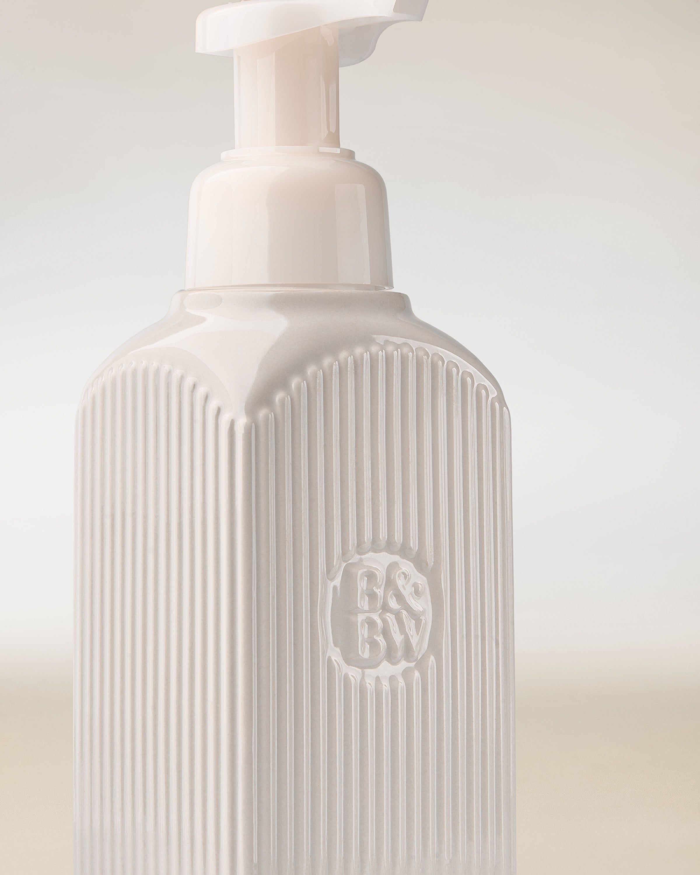 Dozator pentru săpun Bath & Body Works, culoare albă, cu pompă și logo reliefat.