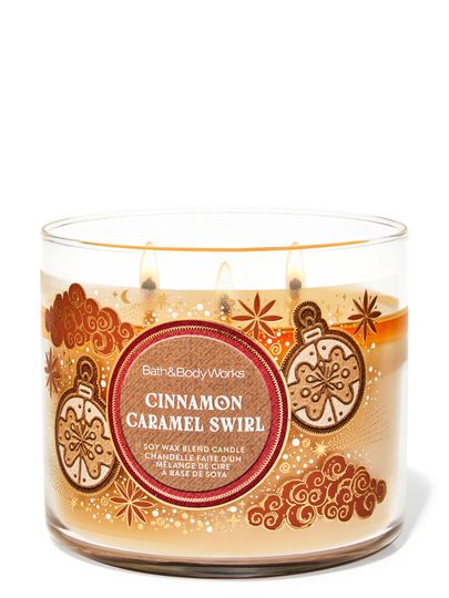 Lumânare parfumată Cinnamon Caramel Swirl Bath & Body Works cu trei fitiluri aprinse și detalii aurii