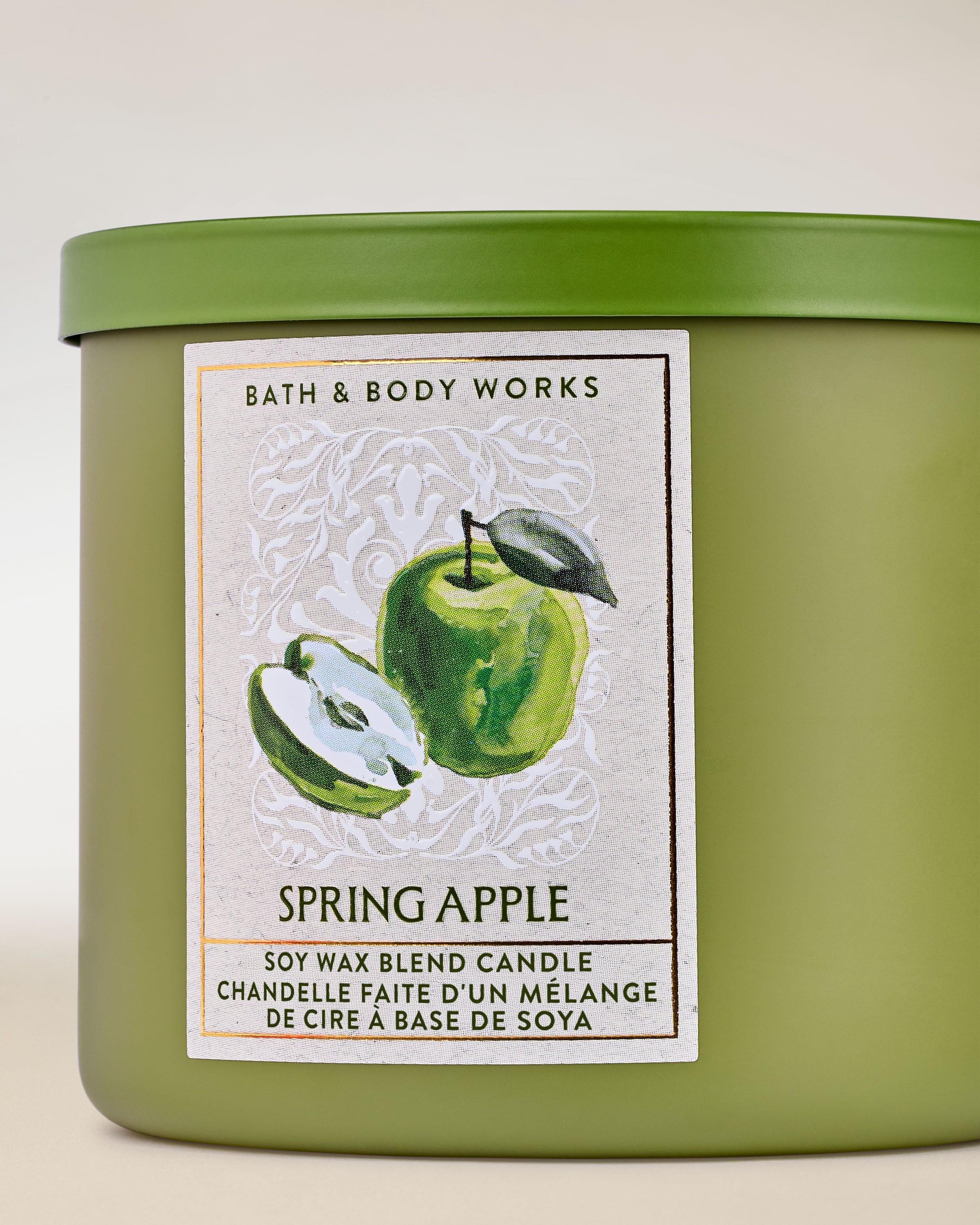 Bath & Body Works Spring Apple – lumânare parfumată din amestec de ceară de soia, în recipient verde cu măr.