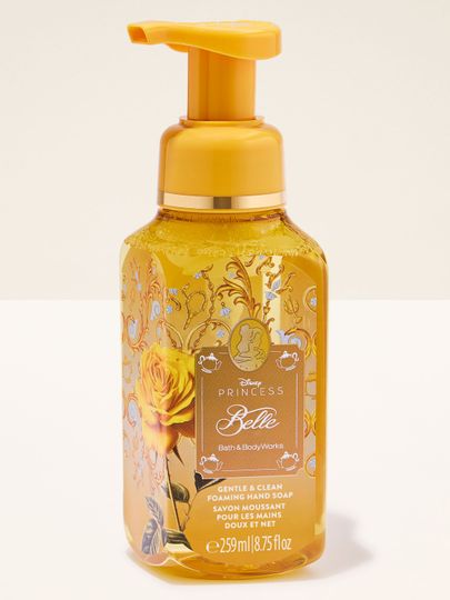 Săpun spumant Belle de la Bath & Body Works, în flacon galben‑auriu cu detalii florale elegante.
