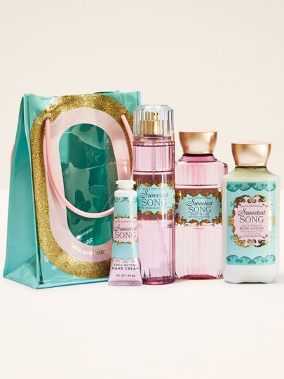Set cadou Bath & Body Works Sweetest Song cu mist, gel de duș, loțiune și cremă de mâini, într-o geantă decorativă.