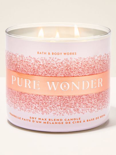 Pure Wonder – lumânare Bath & Body Works din amestec de ceruri cu adaos de soia