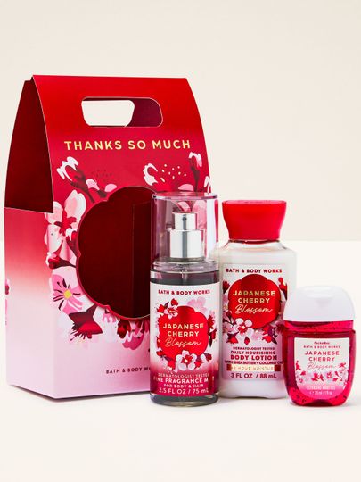 Setul cadou Japanese Cherry Blossom cu spray, loțiune și gel pentru mâini, prezentat într-un ambalaj decorativ, gata pentru oferit.
