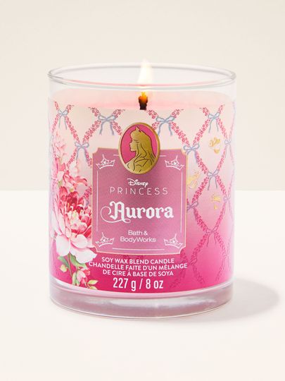 Lumânare Aurora din colecția Disney Princess — design roz, detalii aurii și un aer de basm.