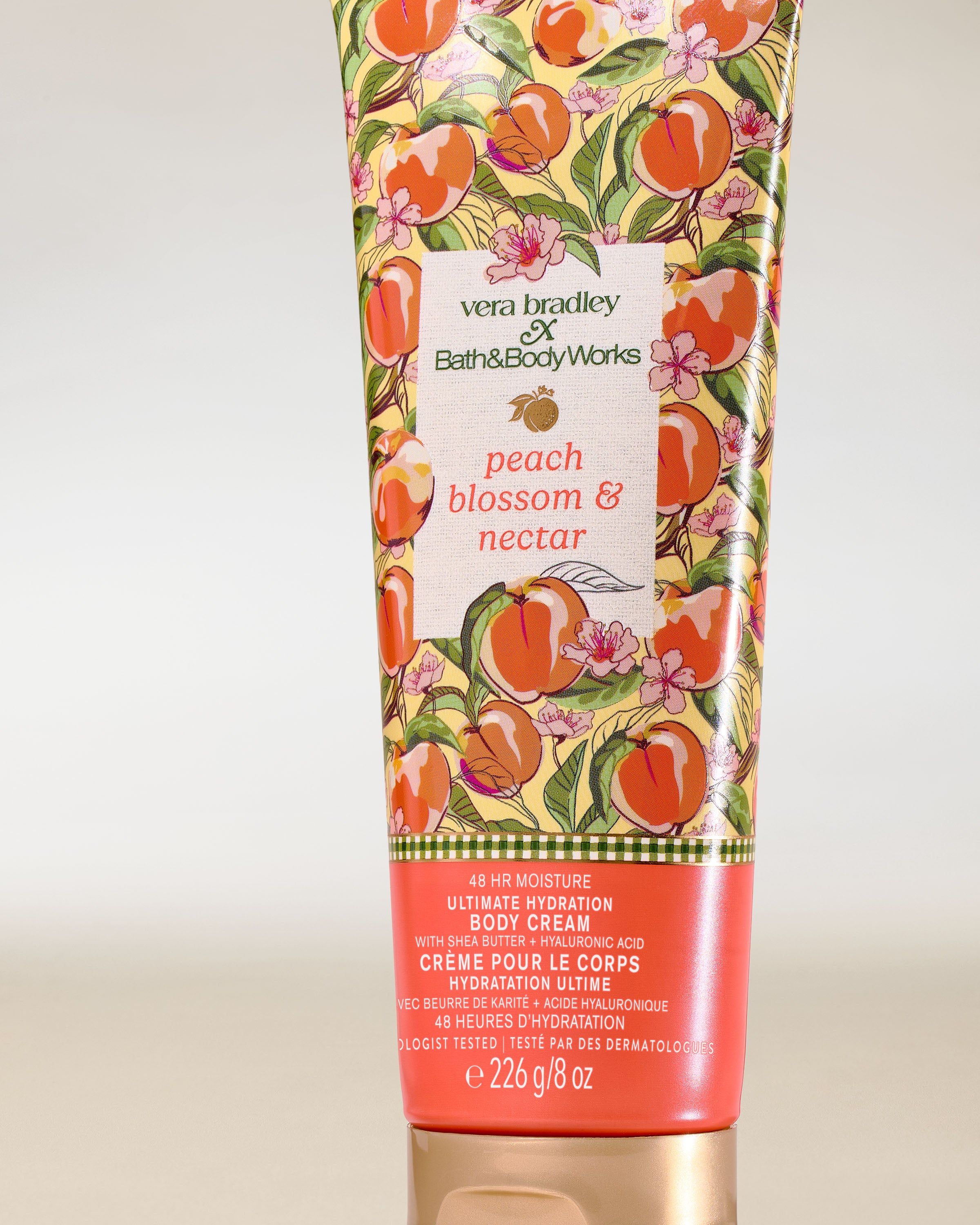 Bath & Body Works Peach Blossom & Nectar – cremă de corp într-un tub cu design decorativ, floral‑fructat.