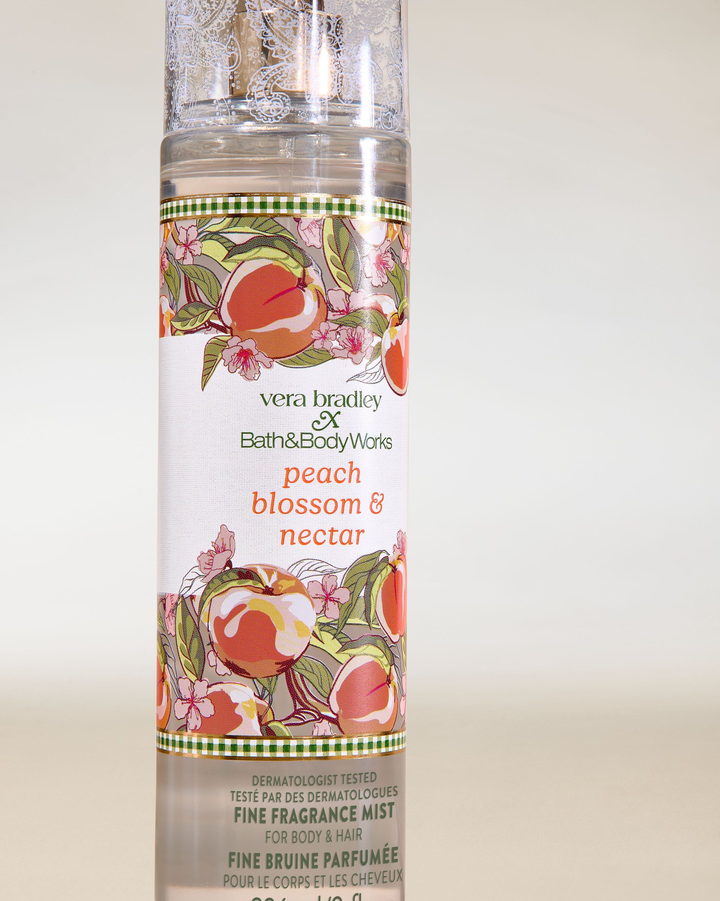 Bath & Body Works Peach Blossom & Nectar – ceață parfumată pentru corp și păr într-un flacon transparent cu motiv de piersici.