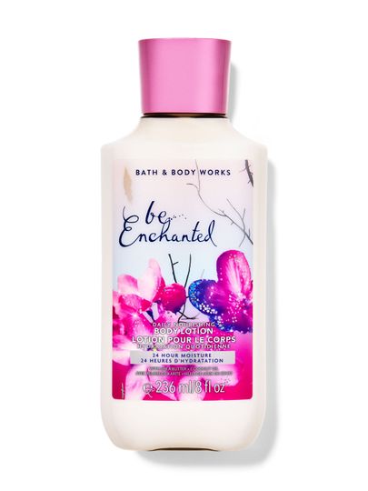 Loțiune de corp roz "be enchanted" cu flori sclipitoare pe etichetă. Bath & Body Works.