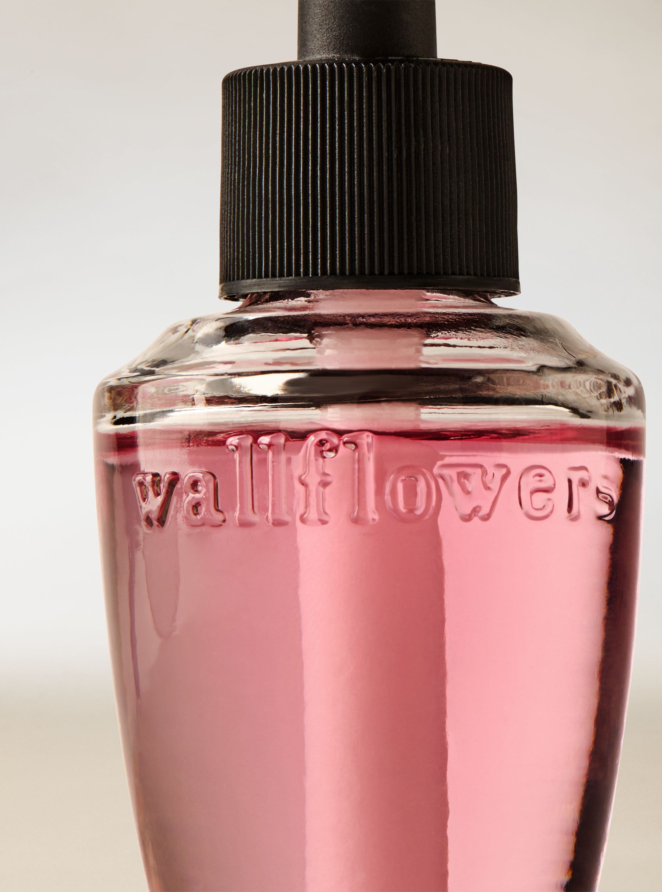 Reumplere Wallflowers mov cu logo embosat, detaliu elegant pentru difuzorul de cameră.