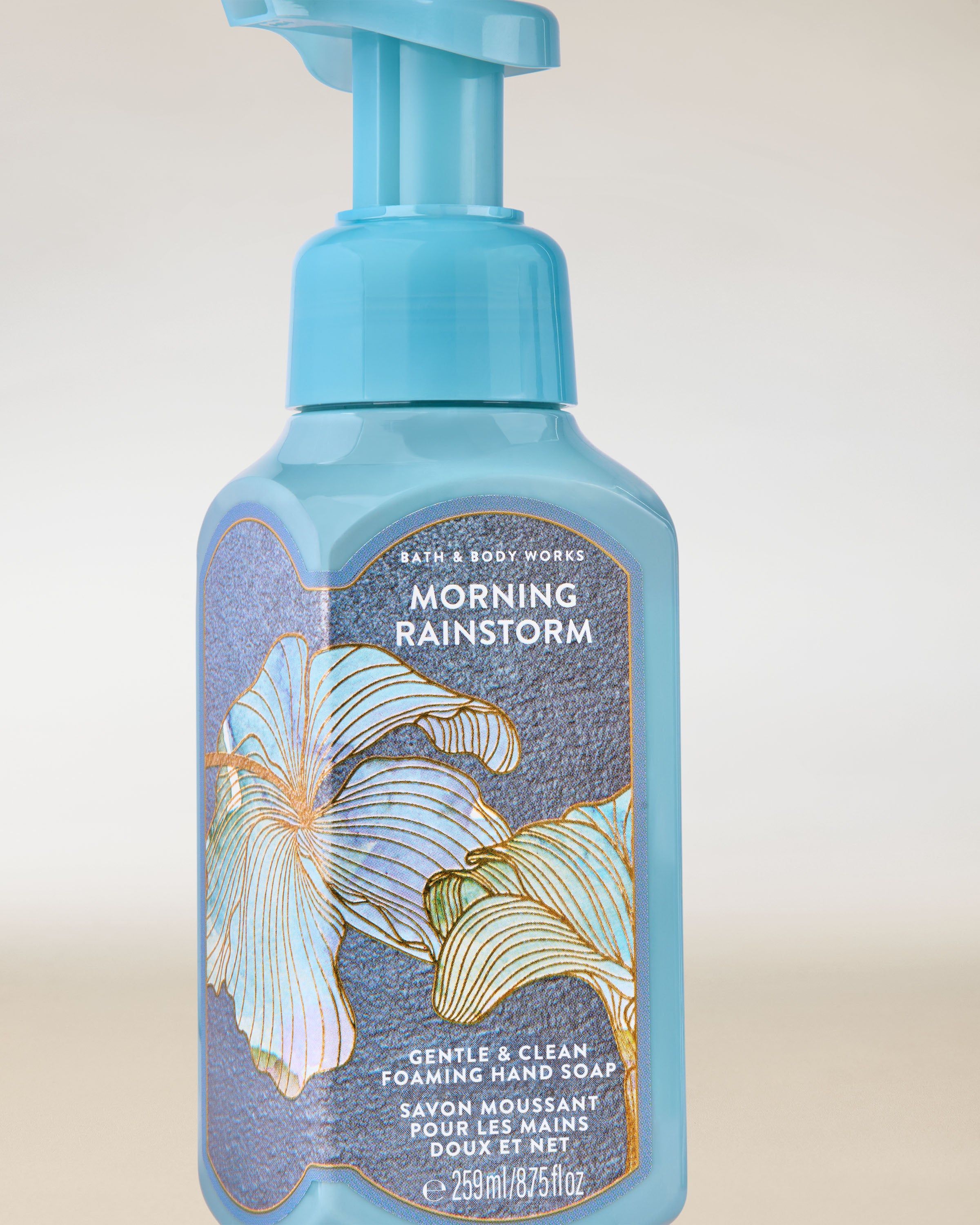 Spumă pentru mâini Bath & Body Works „Morning Rainstorm” — sticlă turcoaz cu motiv vegetal auriu.