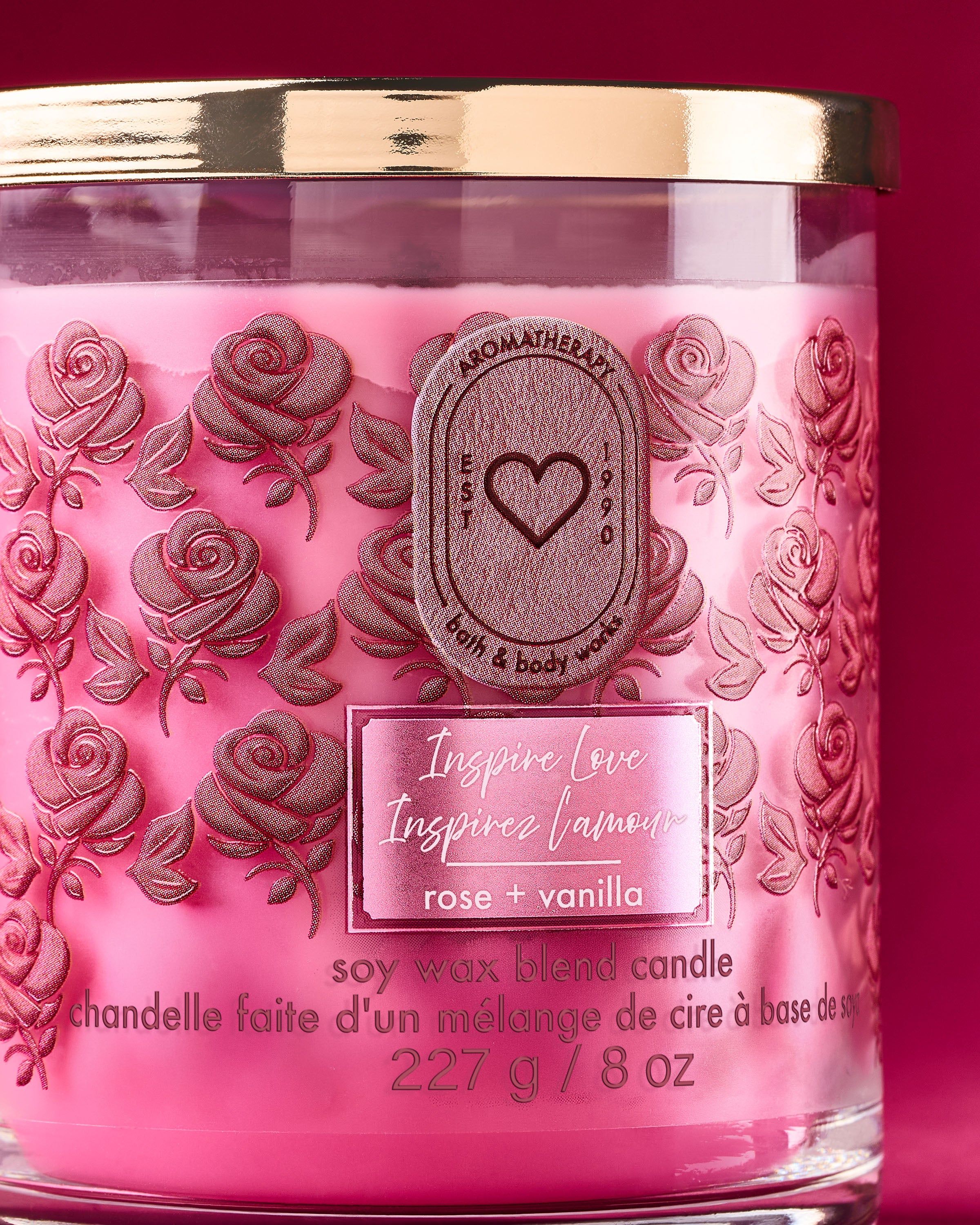 Bath & Body Works Rose + Vanilla – lumânare 227 g în pahar roz cu trandafiri în relief și capac auriu, Aromatherapy.