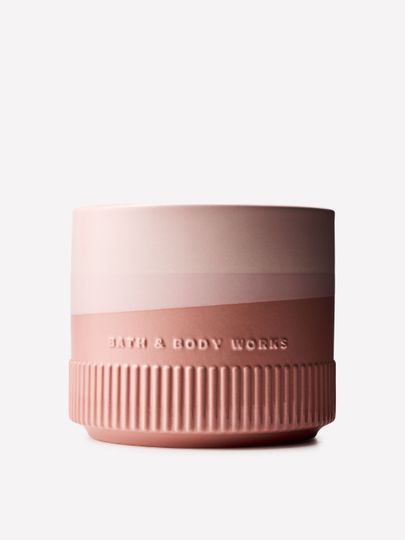 Lumânare parfumată Bath & Body Works cu 4 fitiluri într-un recipient ceramic