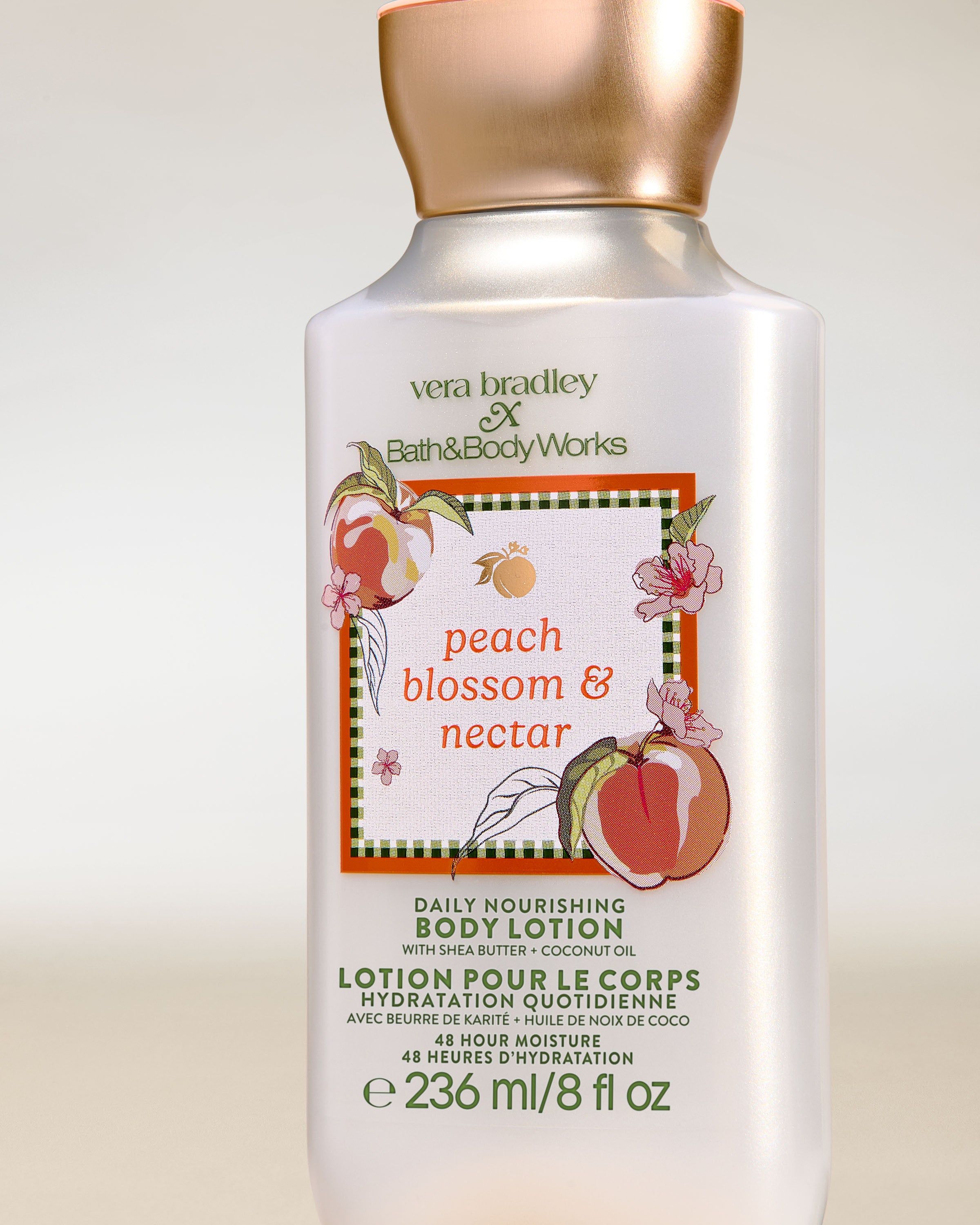 Bath & Body Works Peach Blossom & Nectar – loțiune de corp într-un flacon deschis cu etichetă florală și fructată.
