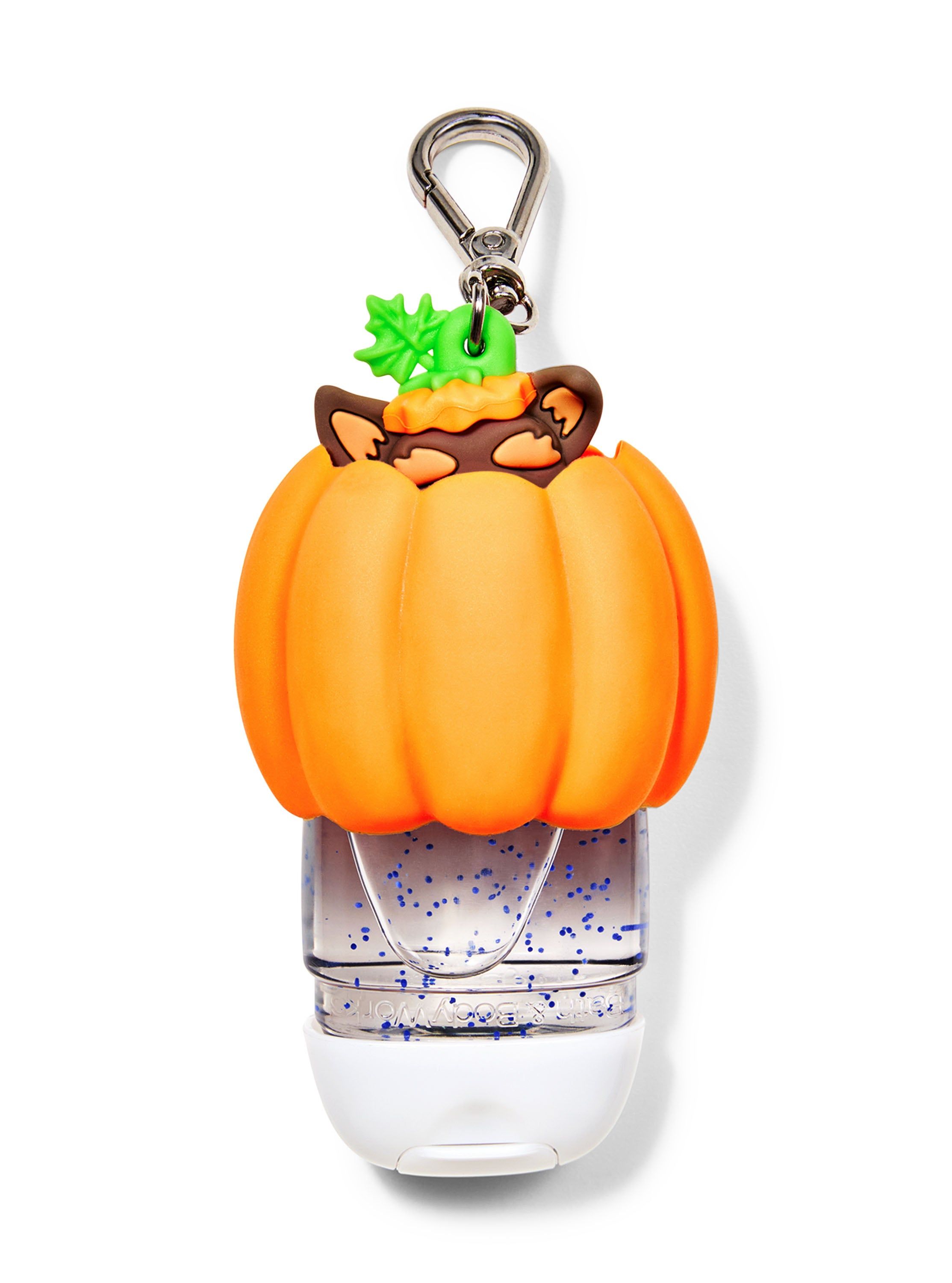 Husa pentru gel de mâini Bath&Body Works în formă de cățel în dovleac. Husă portocalie cu un cățel maro și o carabinieră metalică.