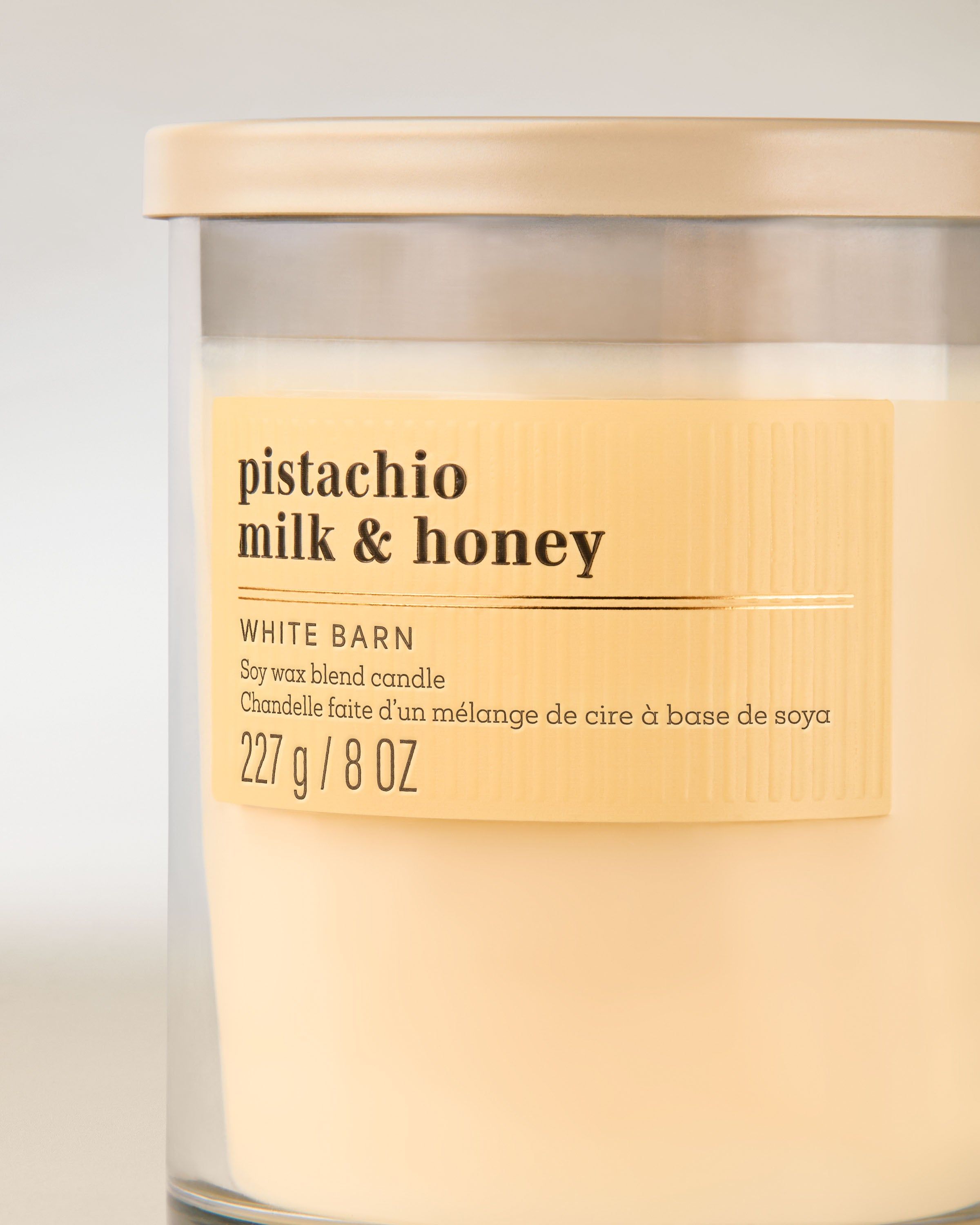 Lumânare Pistachio Milk & Honey White Barn cu aromă cremoasă de fistic și miere.