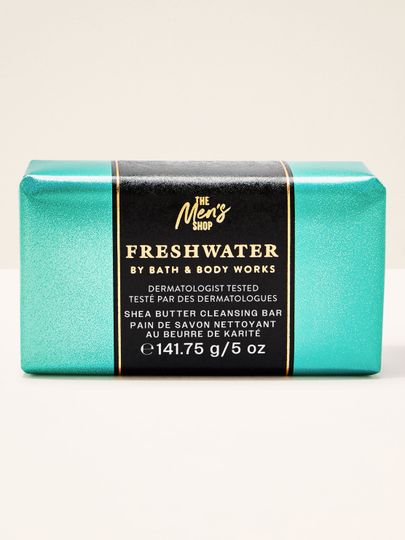 Săpunul „Freshwater” de la Bath & Body Works în ambalaj turcoaz.