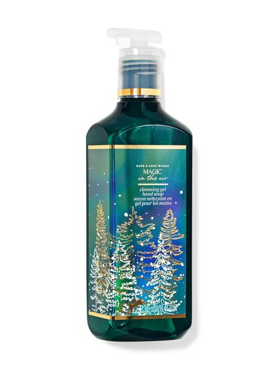 Tmavě modré gelové mýdlo na ruce „Magic in the Air“ s motivem zasněženého lesa v horách. Bath & Body Works.