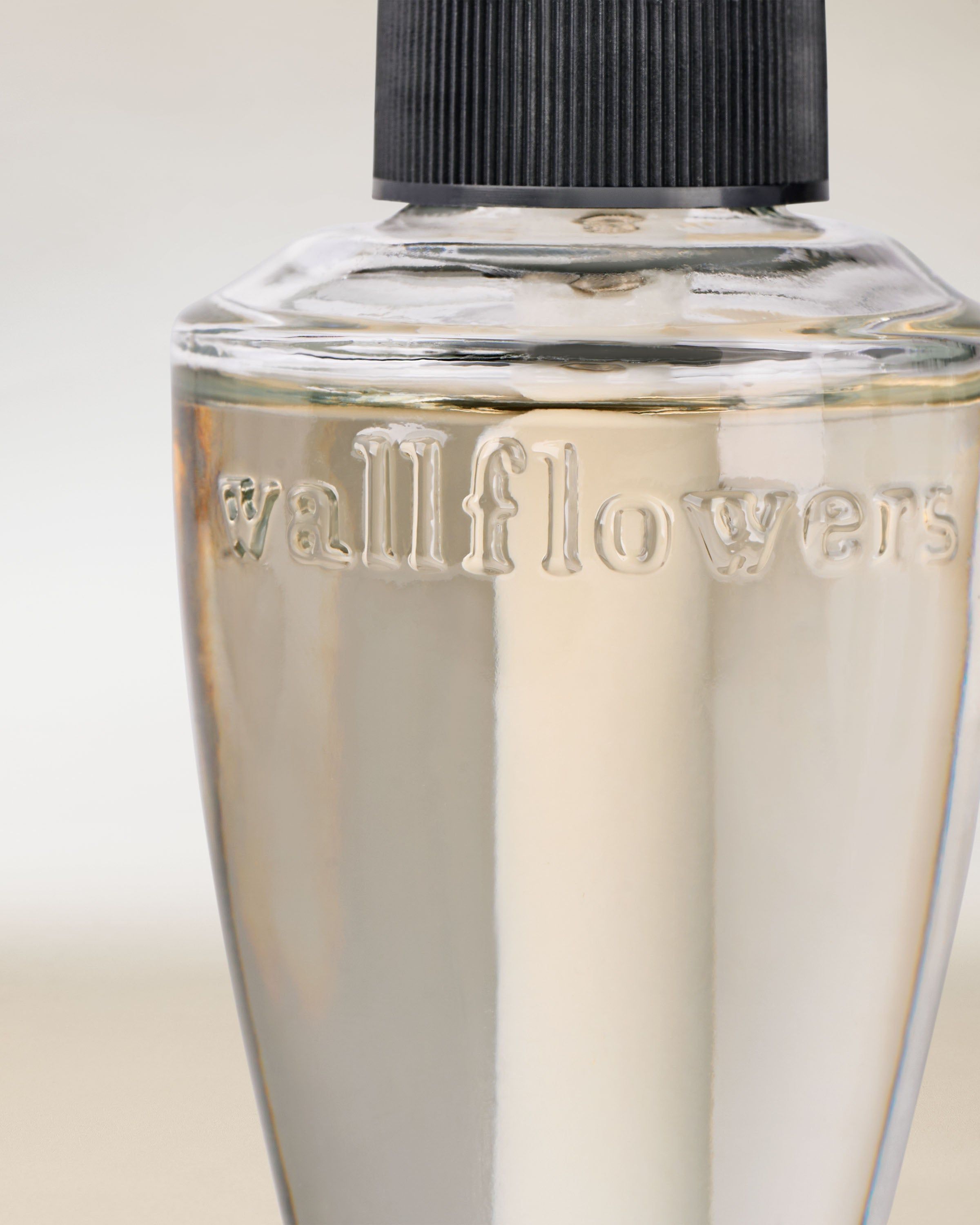 Bath & Body Works Wallflowers – rezervă luminoasă cu logo embosat în sticluță elegantă și minimalistă.