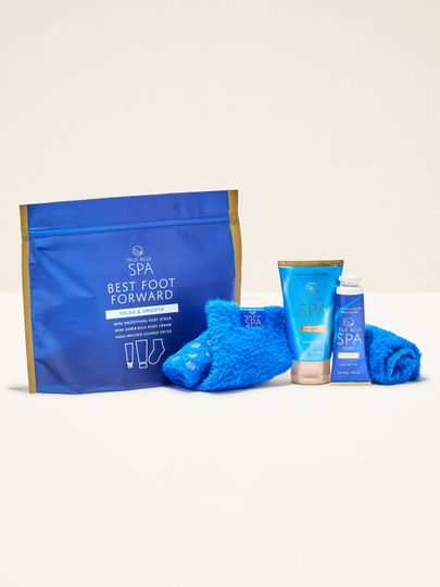 Set True Blue Spa Best Foot Forward în husă albastră: cremă de picioare, exfoliant și șosete cu unt de shea.