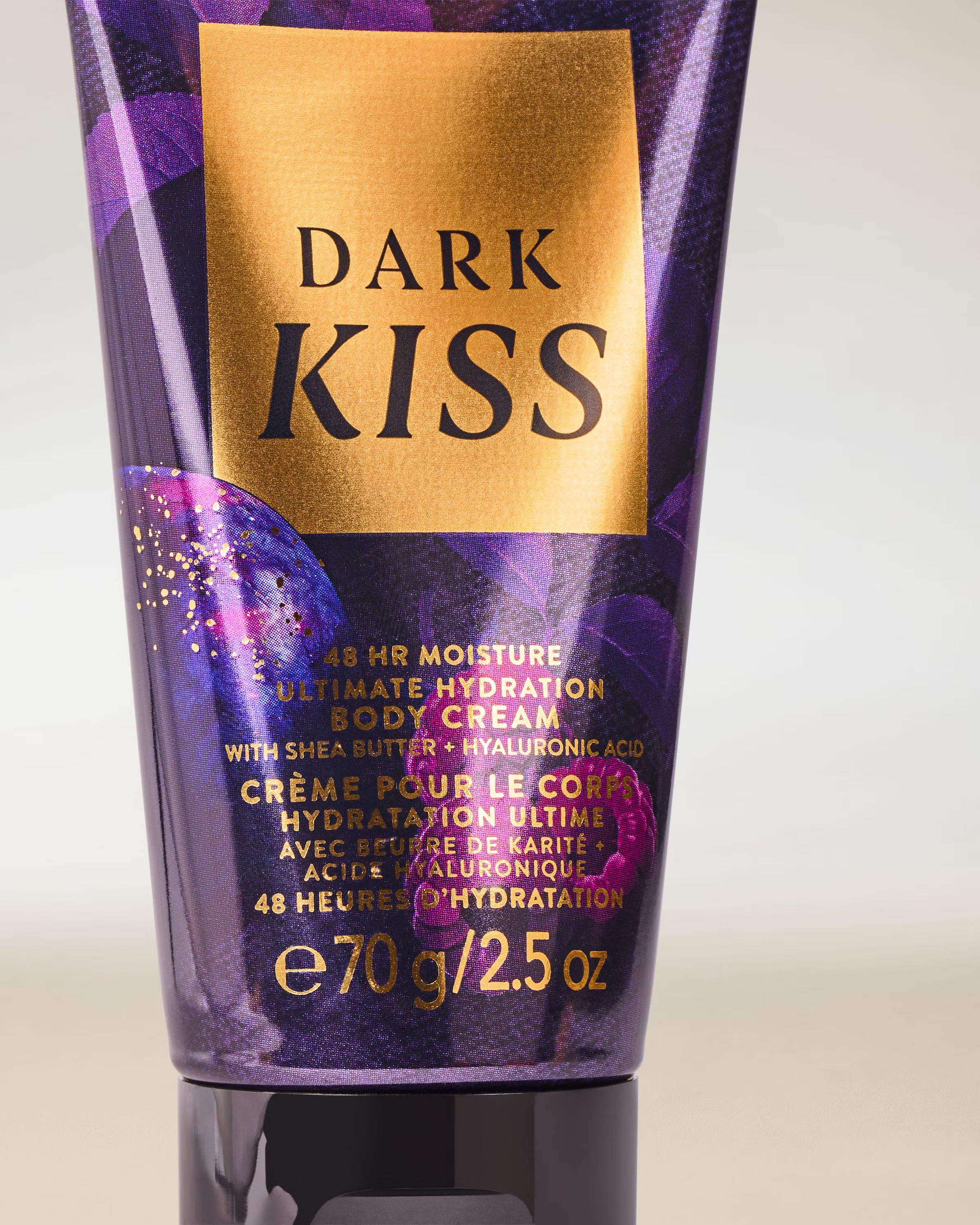 Cremă de corp Dark Kiss Bath & Body Works – aromă intensă și seducătoare în tub mov cu accente aurii.

