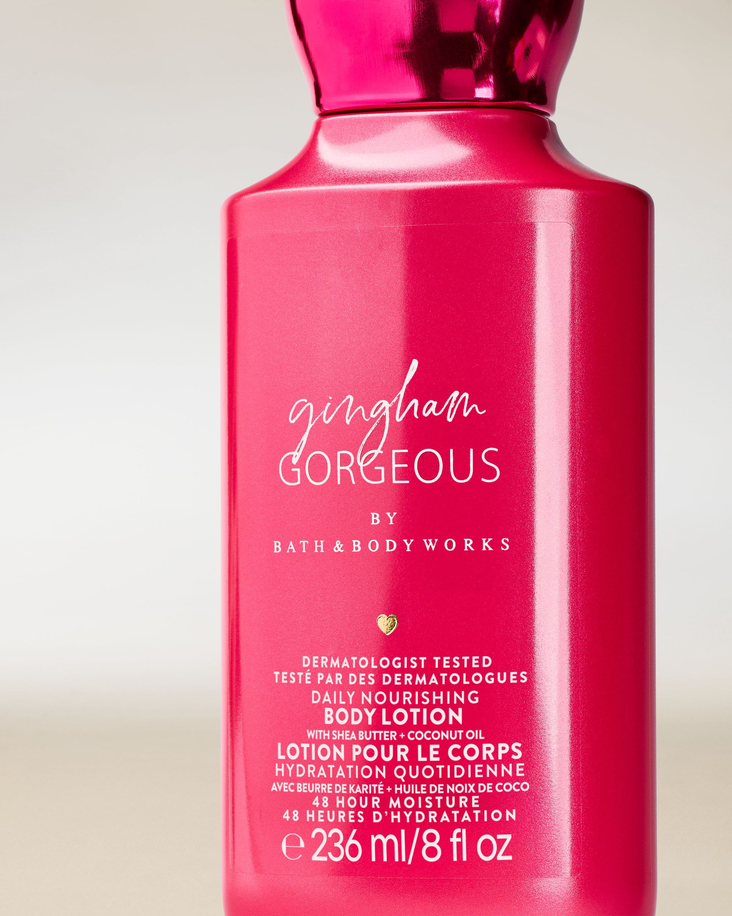 Loțiune de corp Bath & Body Works Gingham Gorgeous 236 ml, în flacon roz cu etichetă minimalistă.